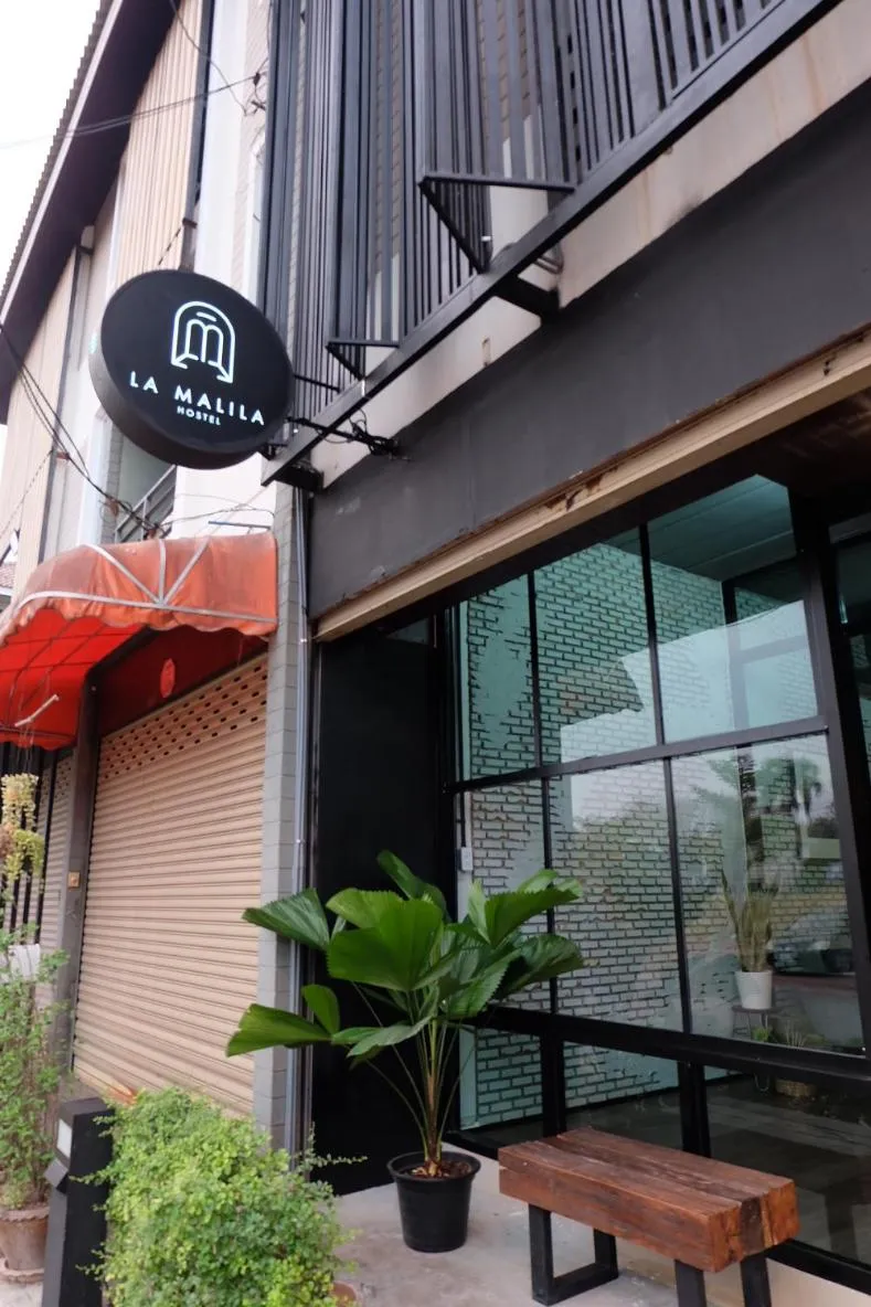 Facade/entrance in La Malila Hostel