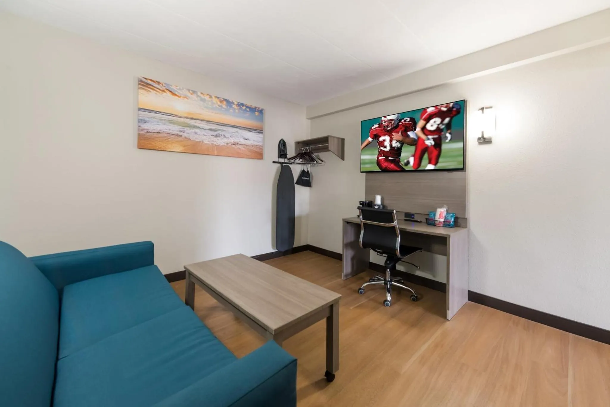 Bedroom in Red Roof PLUS & Suites Virginia Beach - Seaside