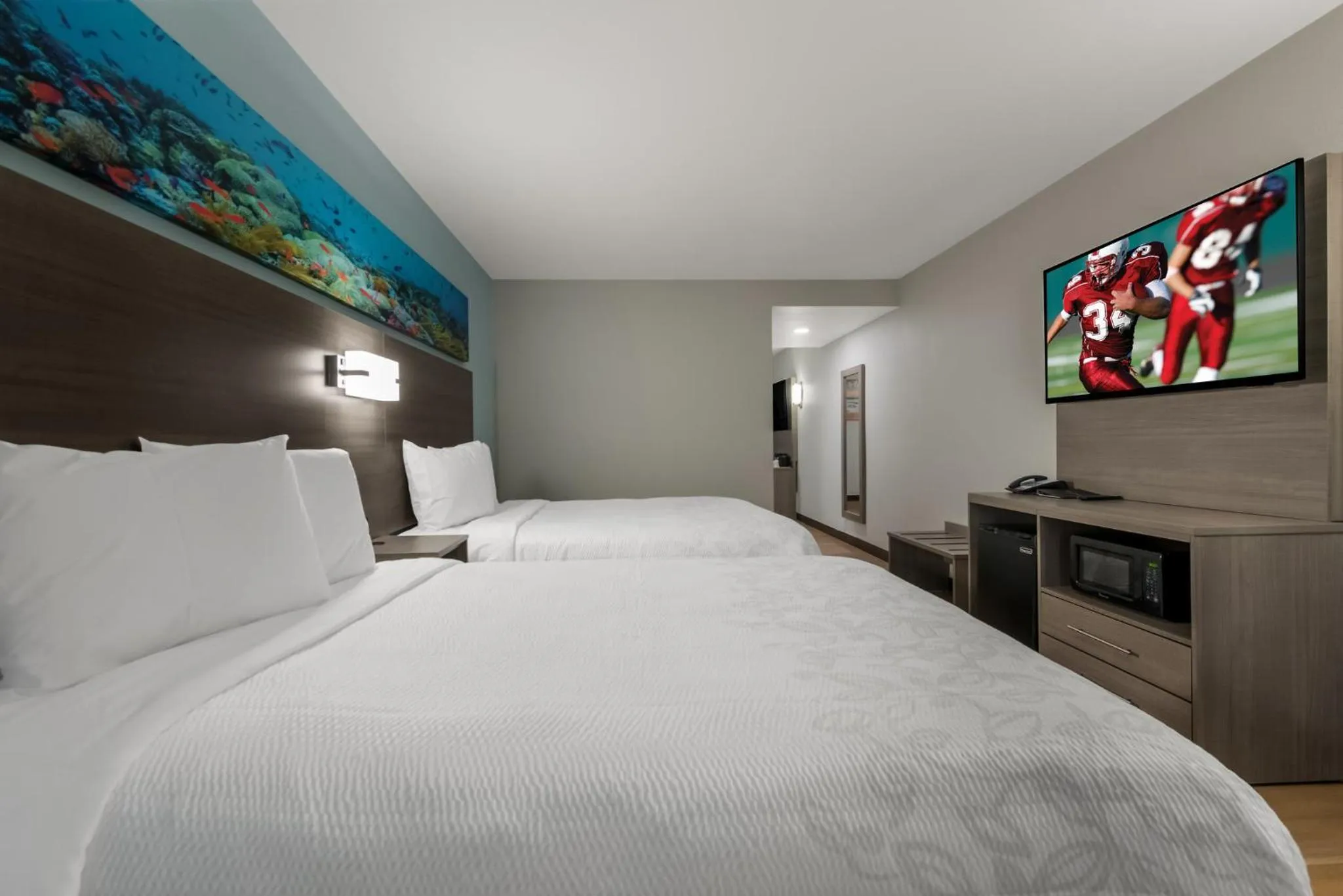 Bedroom, Bed in Red Roof PLUS & Suites Virginia Beach - Seaside