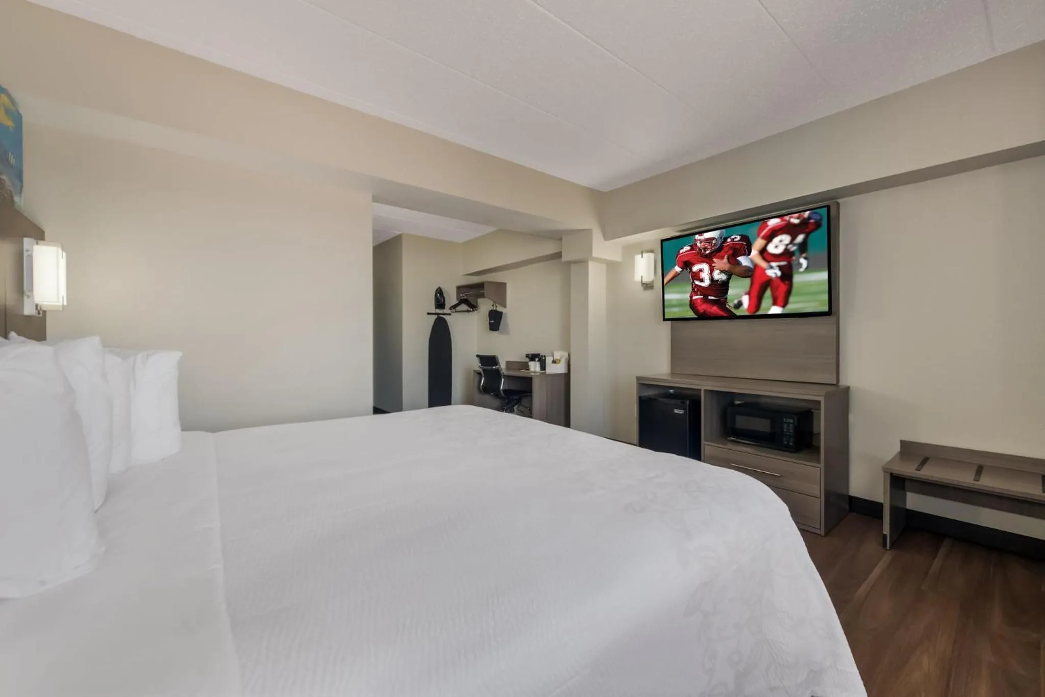 Bedroom, Bed in Red Roof PLUS & Suites Virginia Beach - Seaside