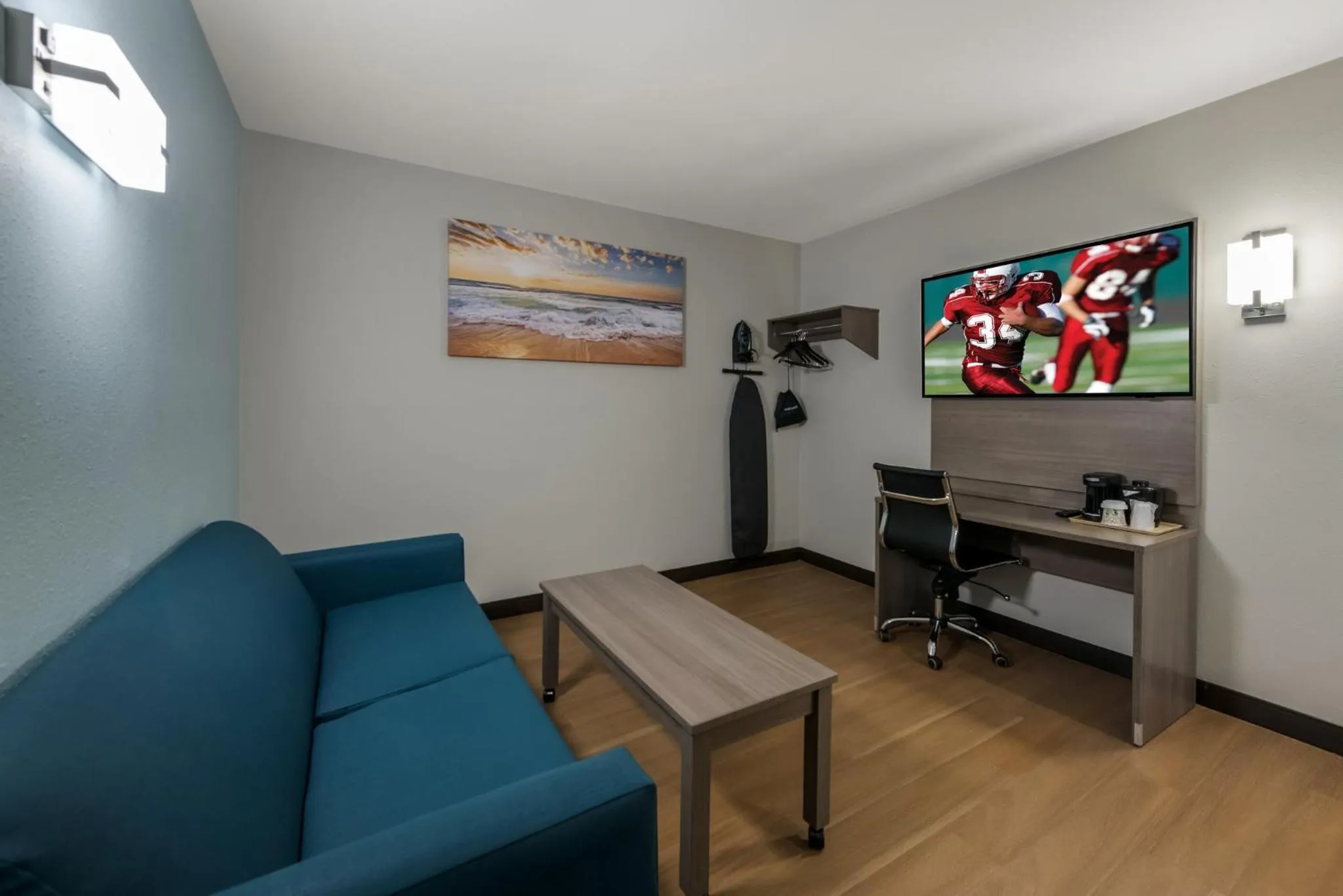 Bedroom in Red Roof PLUS & Suites Virginia Beach - Seaside