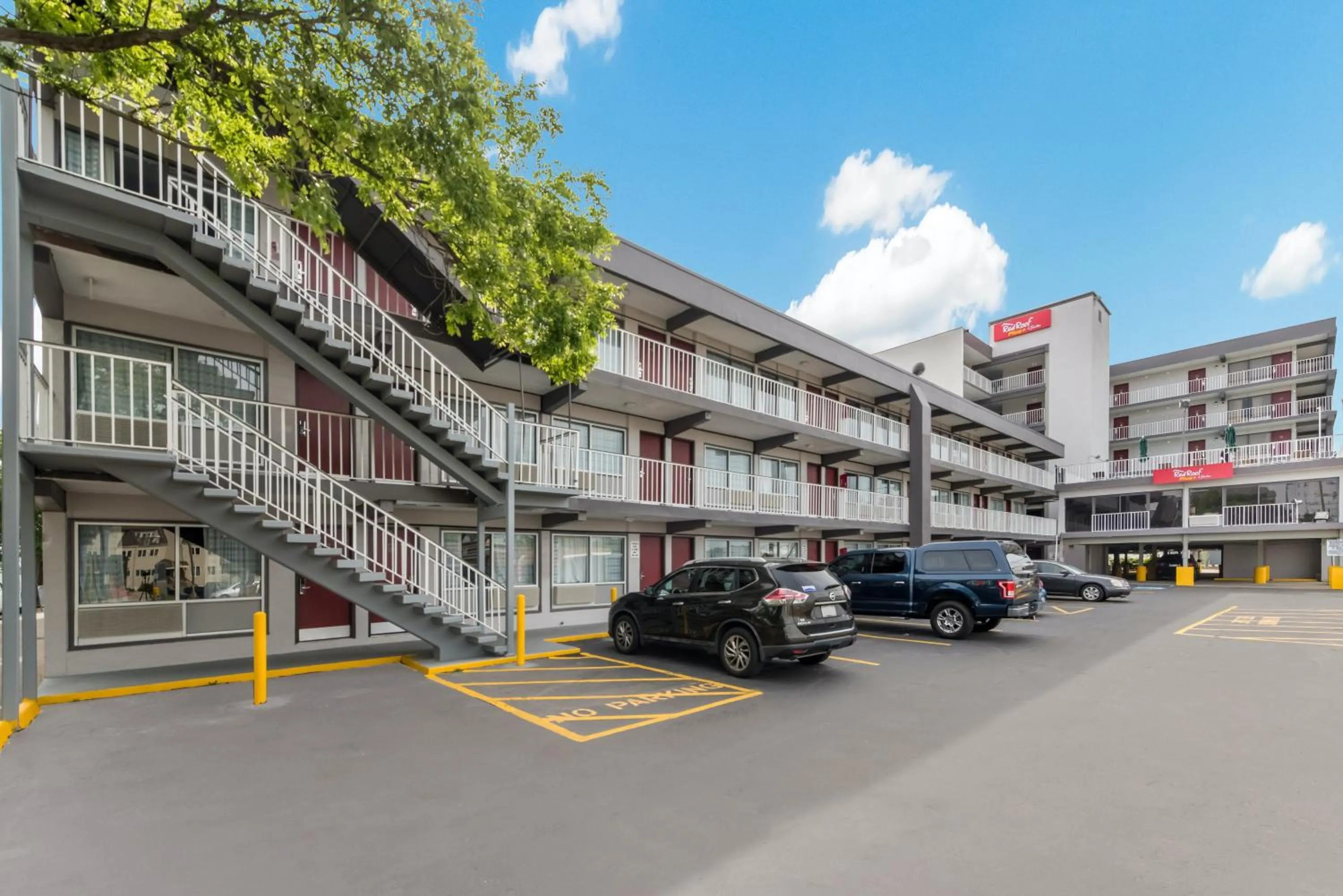Property building in Red Roof PLUS & Suites Virginia Beach - Seaside