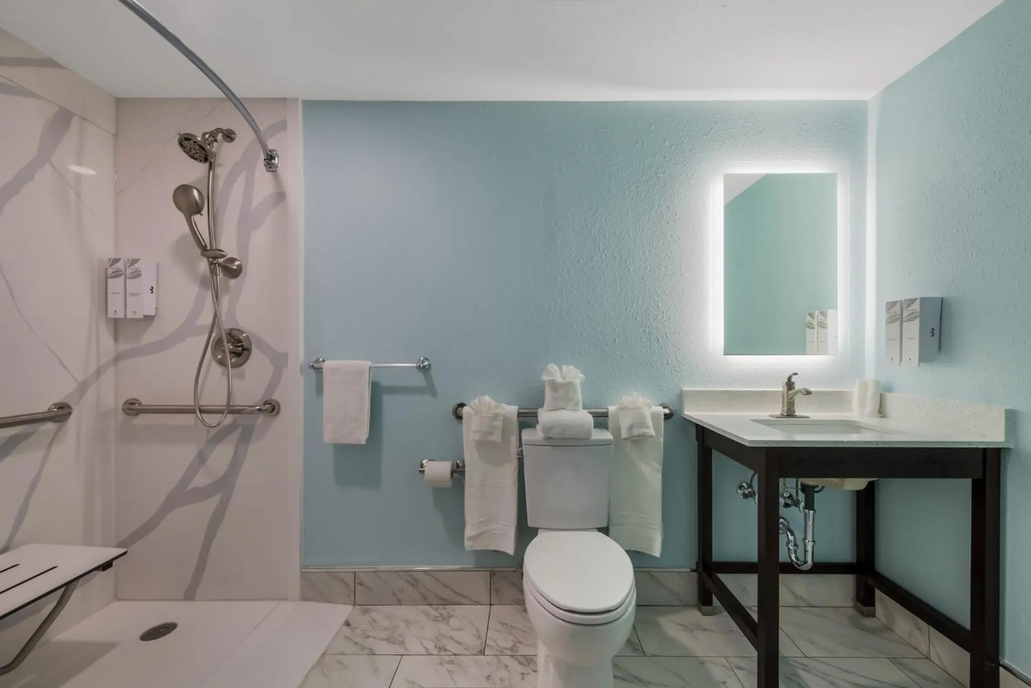 Bathroom in Red Roof PLUS & Suites Virginia Beach - Seaside