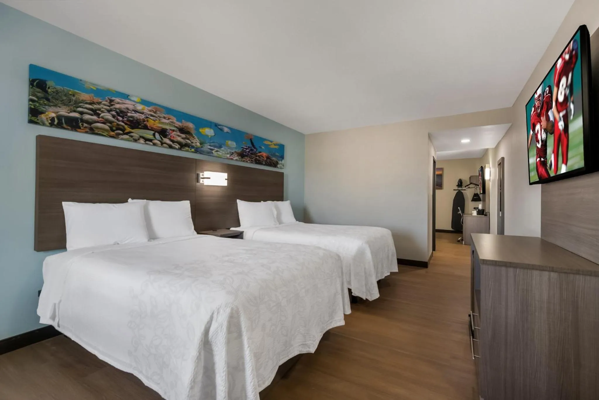 Bedroom, Bed in Red Roof PLUS & Suites Virginia Beach - Seaside