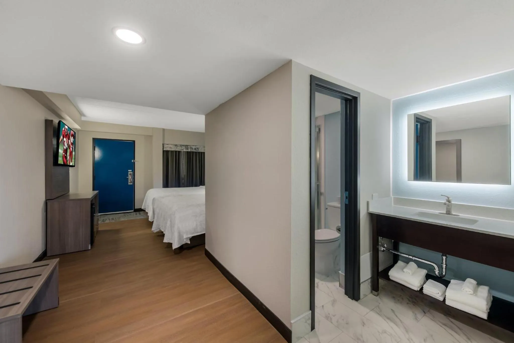 Bedroom, Bed in Red Roof PLUS & Suites Virginia Beach - Seaside