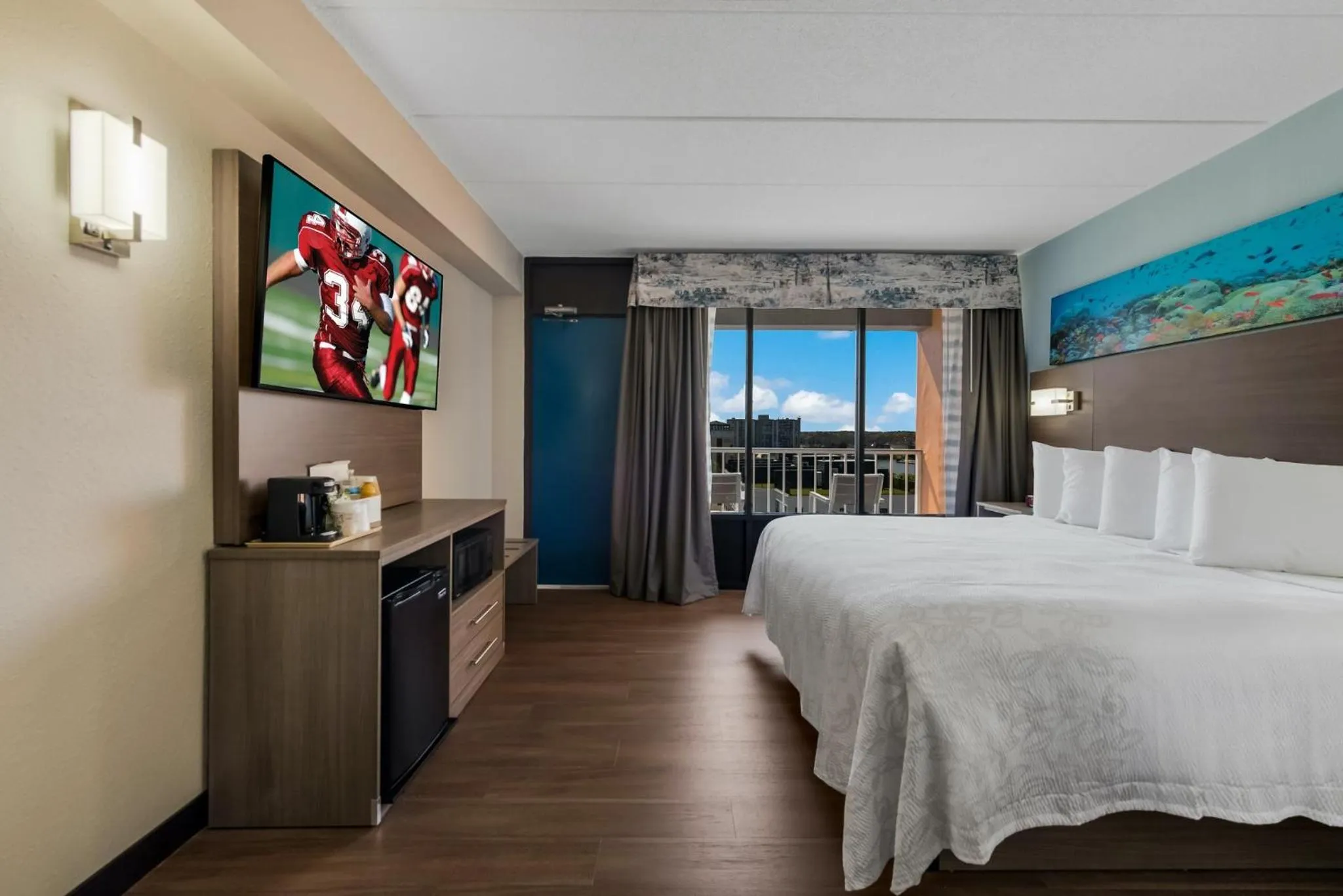 Bedroom, Bed in Red Roof PLUS & Suites Virginia Beach - Seaside