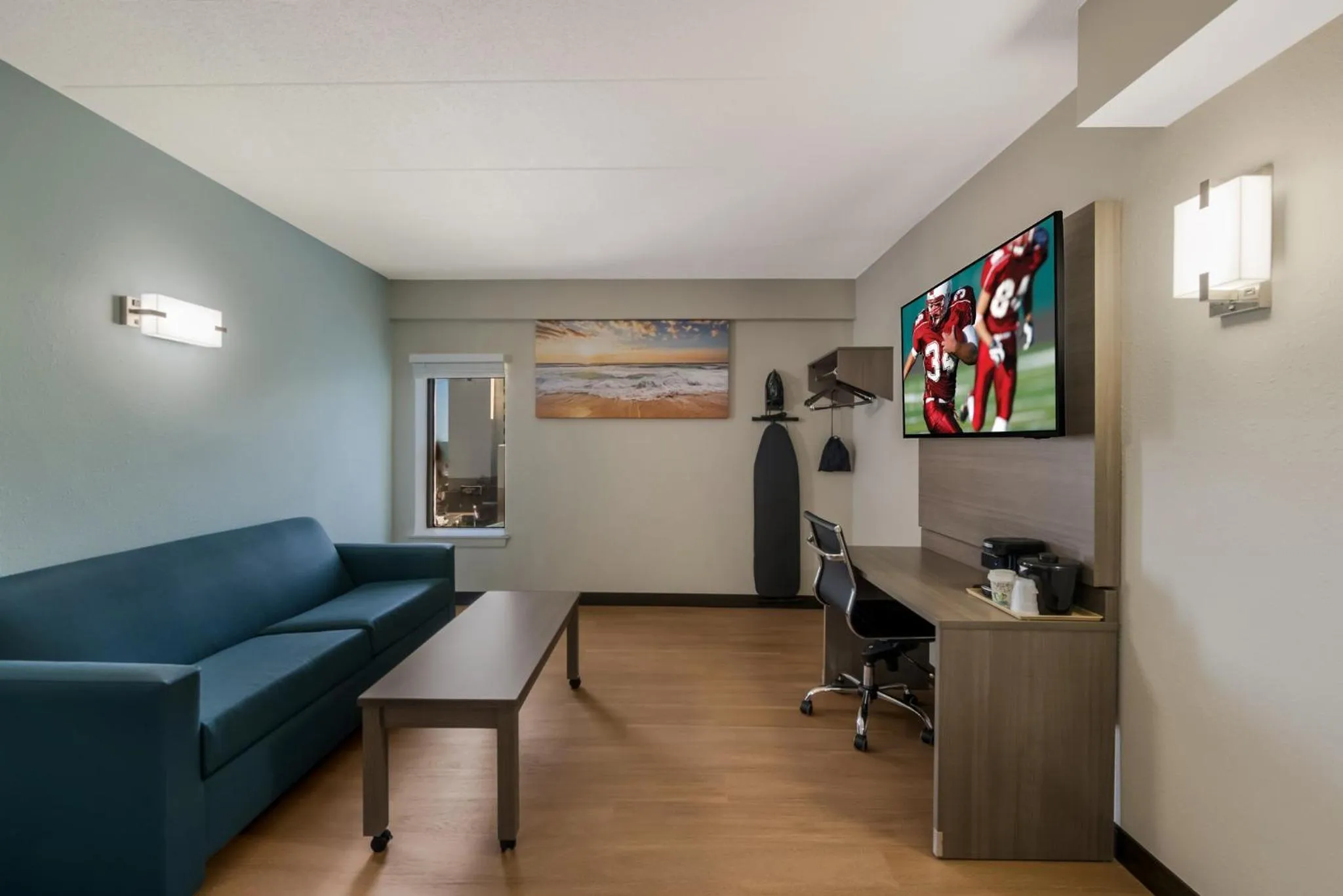 Bedroom in Red Roof PLUS & Suites Virginia Beach - Seaside