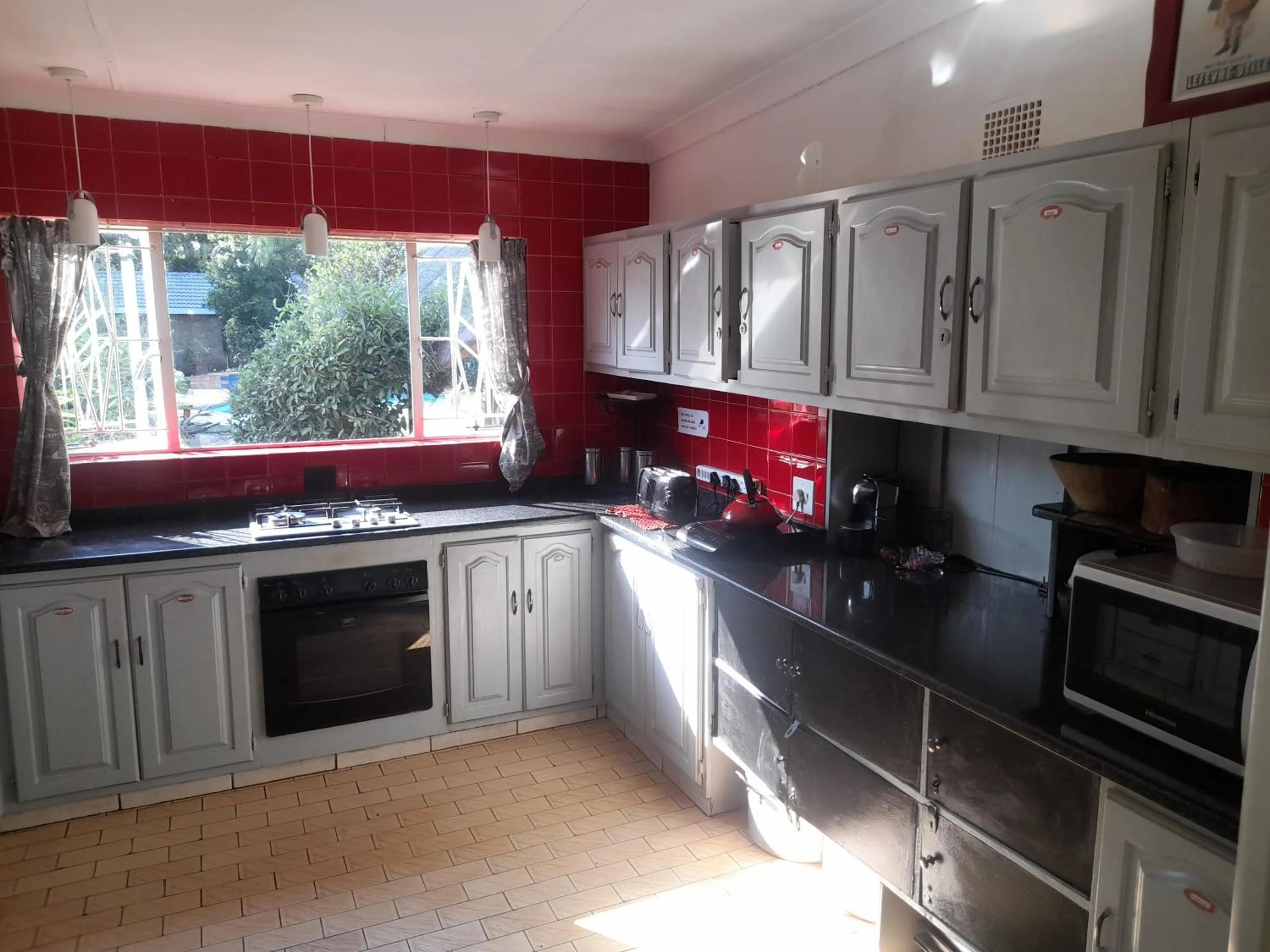 Communal kitchen in 1322 Backpackers International