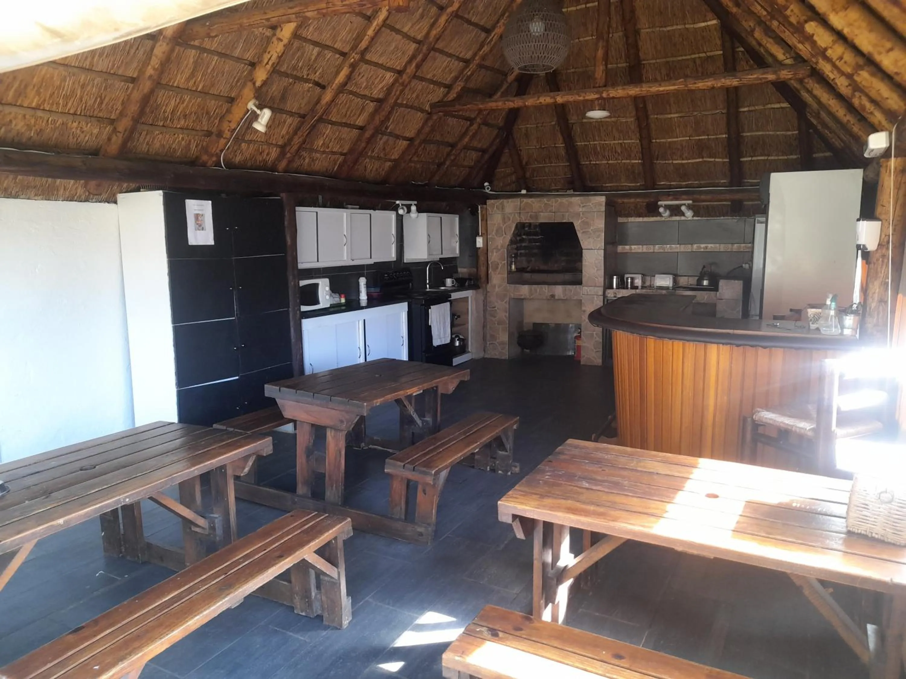 Communal kitchen in 1322 Backpackers International