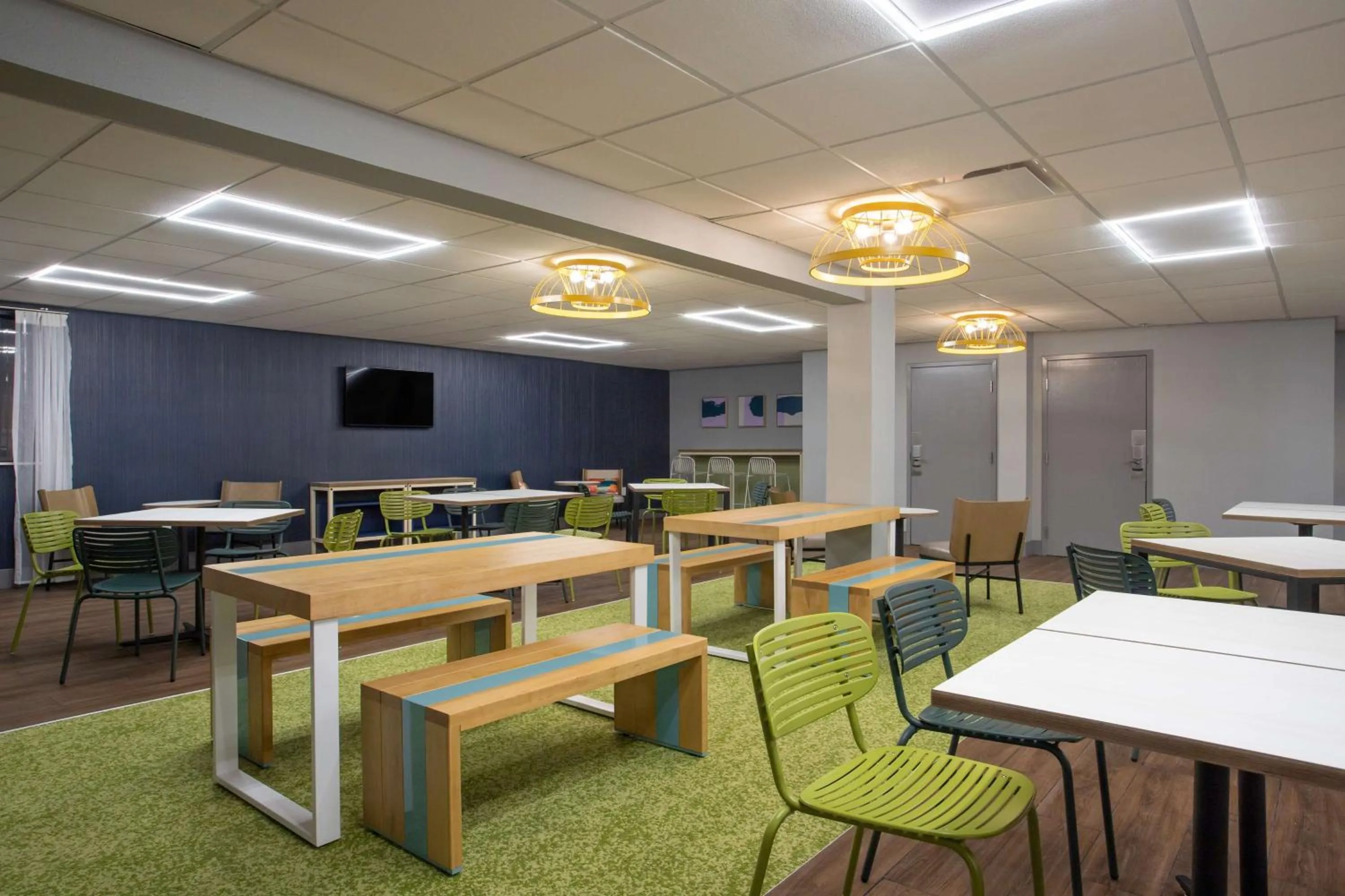 Breakfast, Restaurant/Places to Eat in Barrington Hotel & Suites