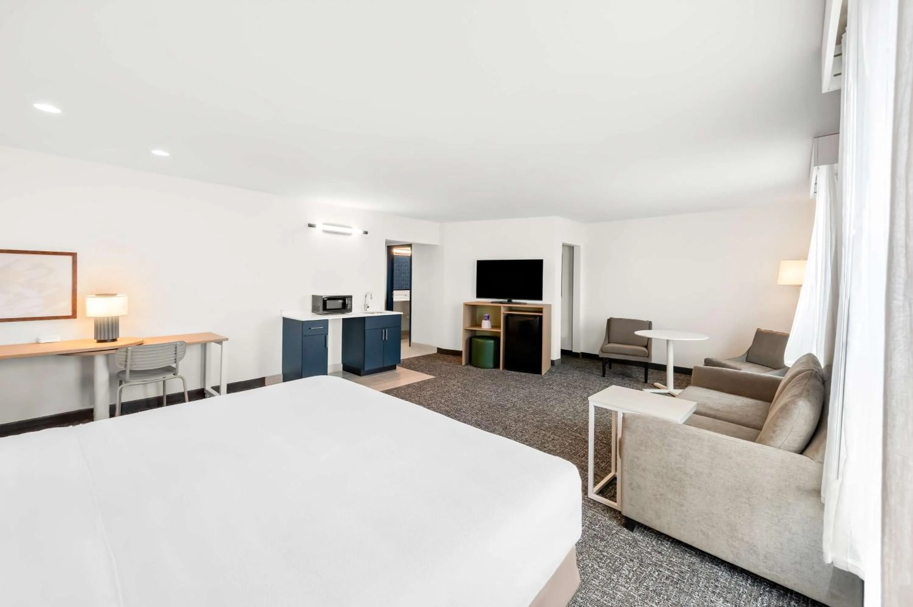 Living room, Bed in Barrington Hotel & Suites