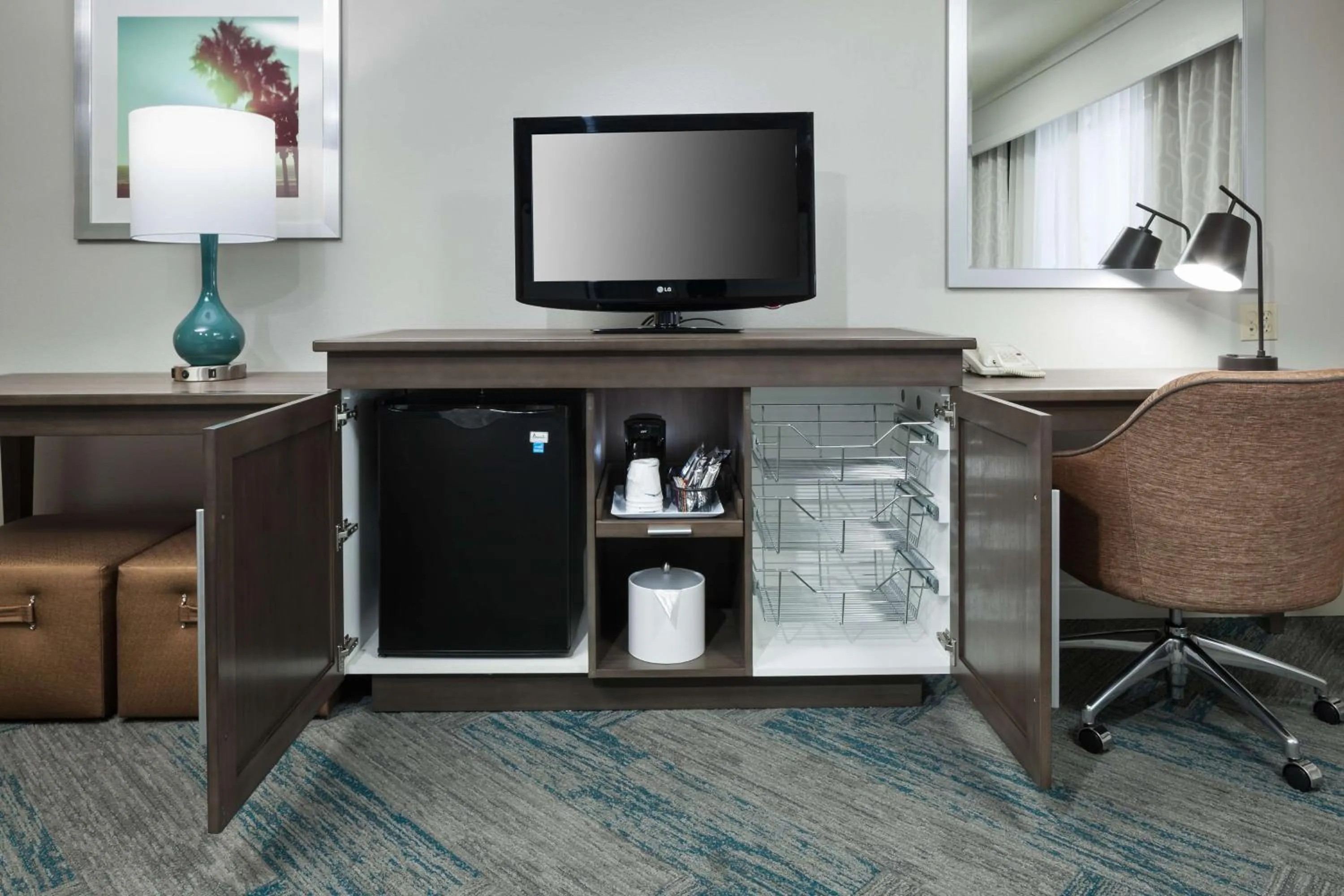 Bedroom in Hampton Inn Los Angeles Orange County Cypress