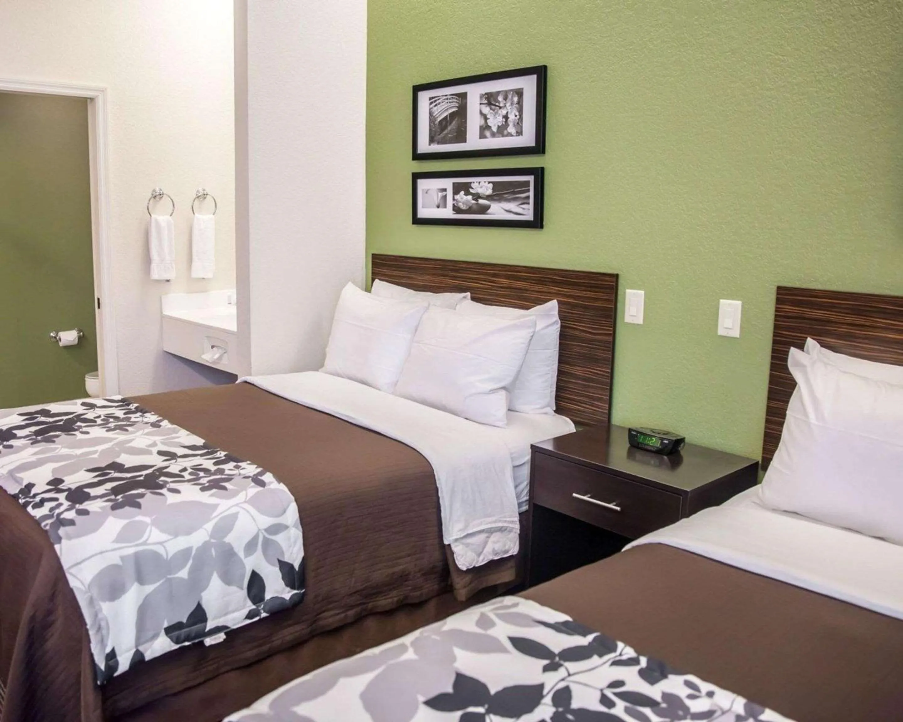 Photo of the whole room, Bed in Sleep Inn & Suites Hagerstown