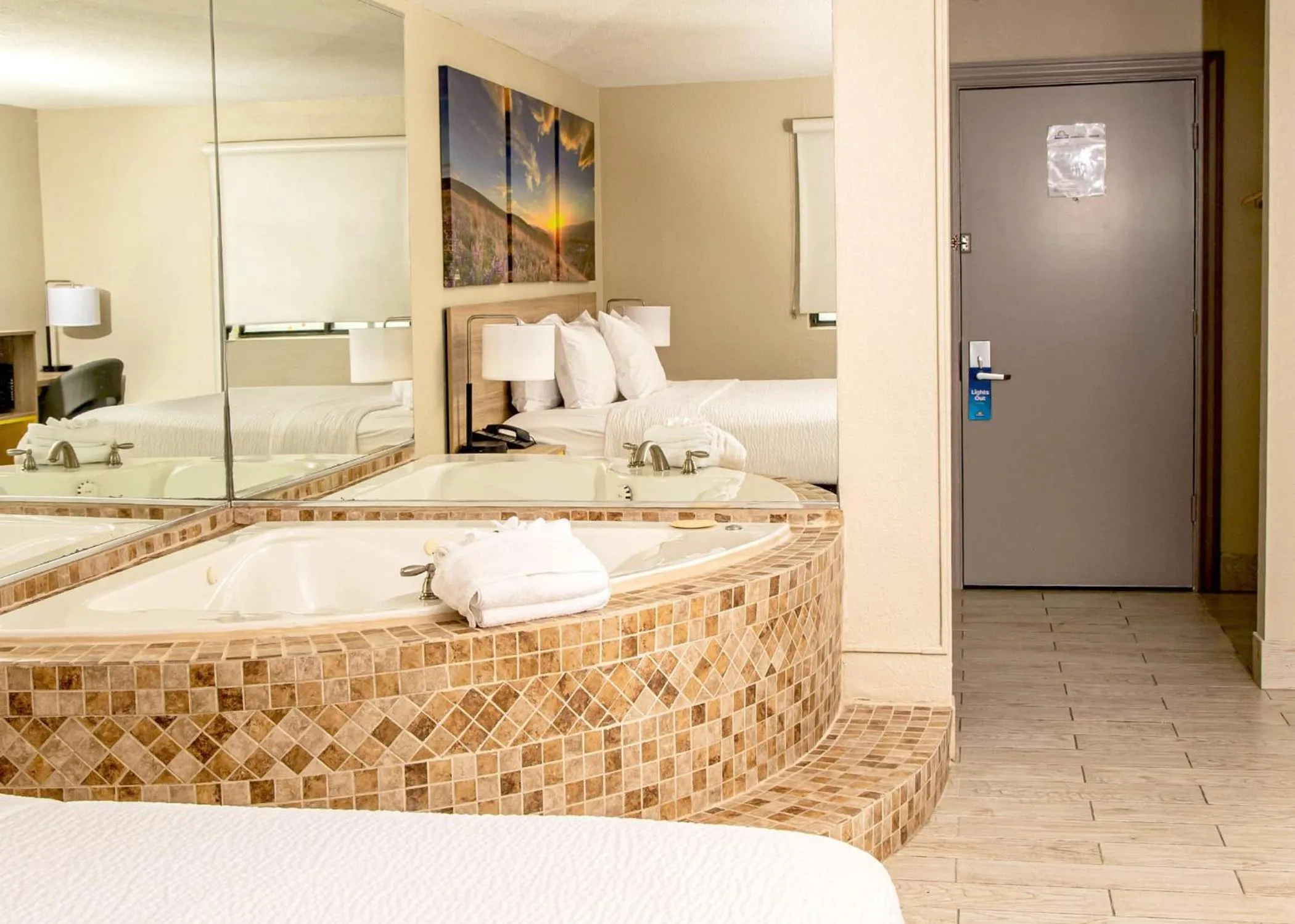 Bath, Bed in Days Inn and Suites by Wyndham Hammond, IN