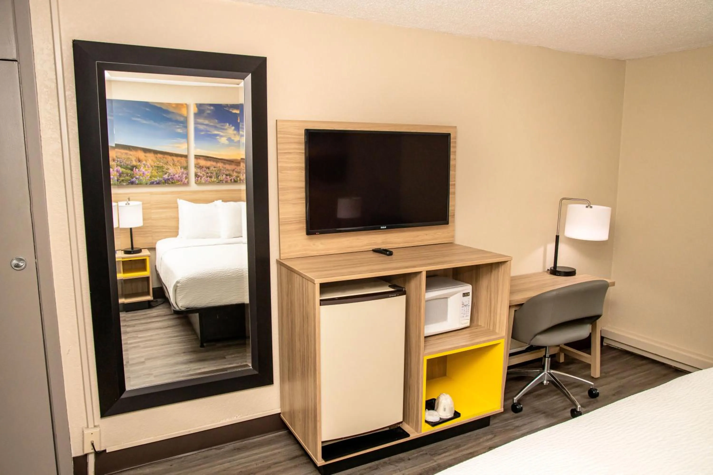 TV and multimedia in Days Inn and Suites by Wyndham Hammond, IN