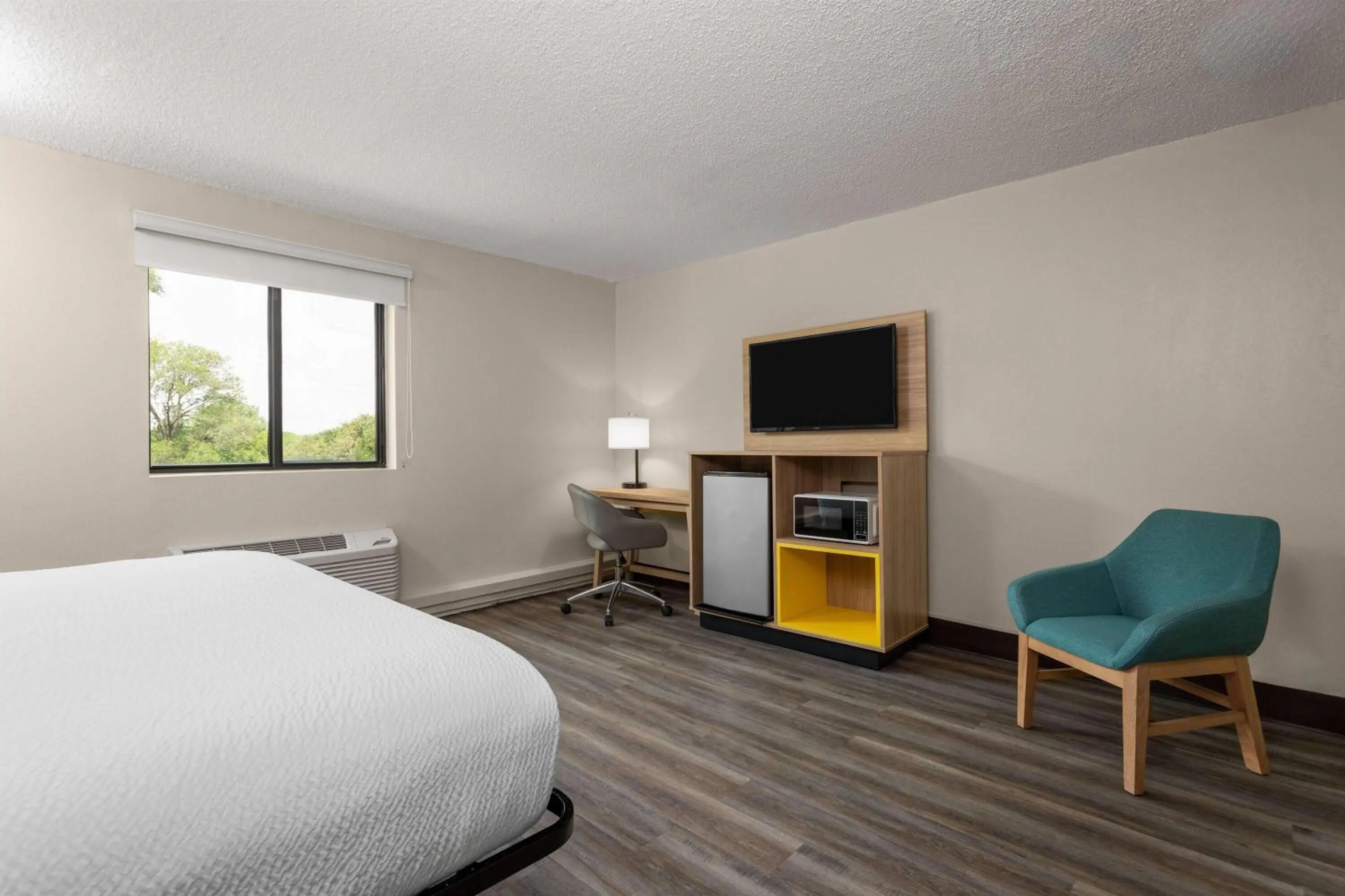 Photo of the whole room, Bed in Days Inn and Suites by Wyndham Hammond, IN