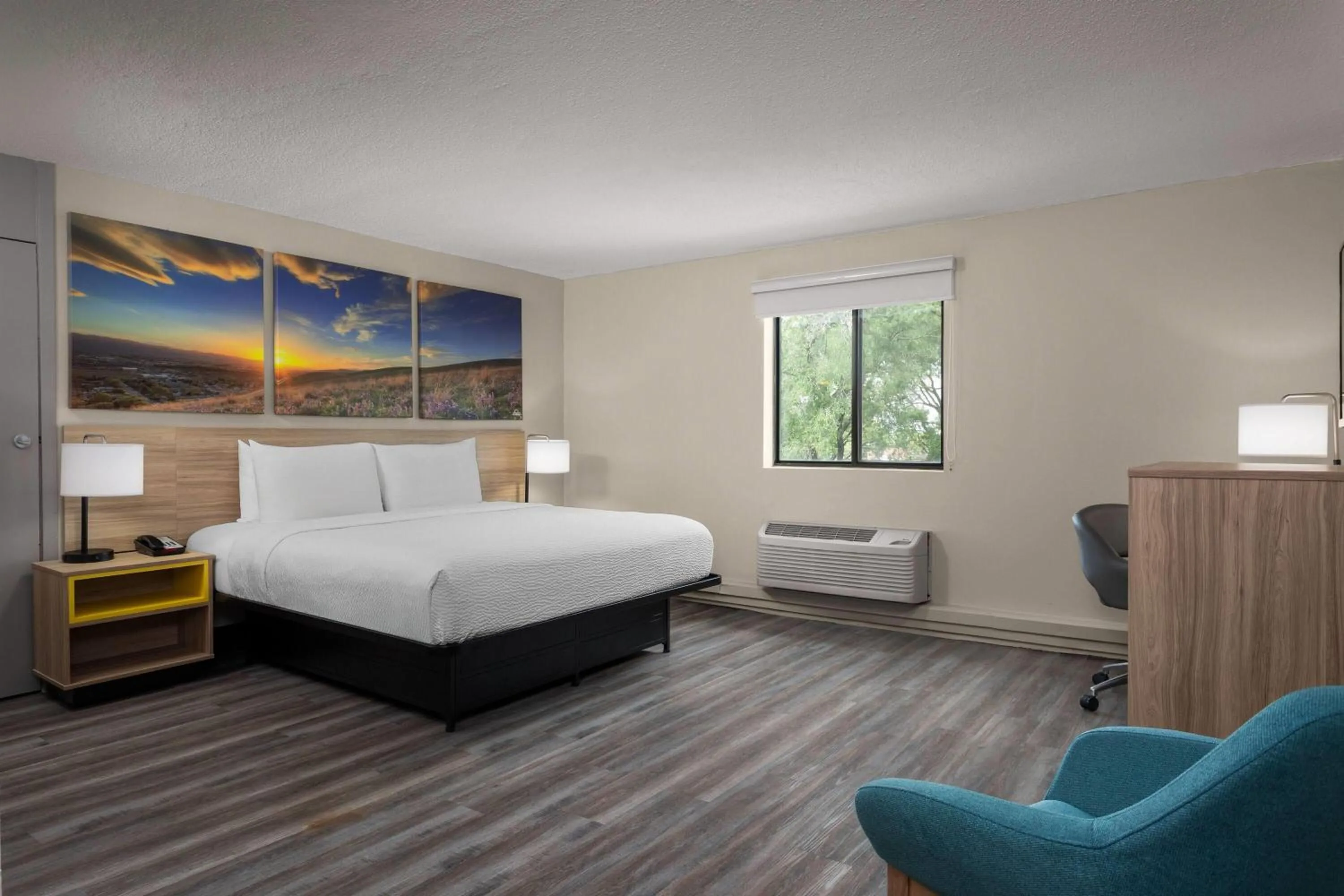 Photo of the whole room, Bed in Days Inn and Suites by Wyndham Hammond, IN