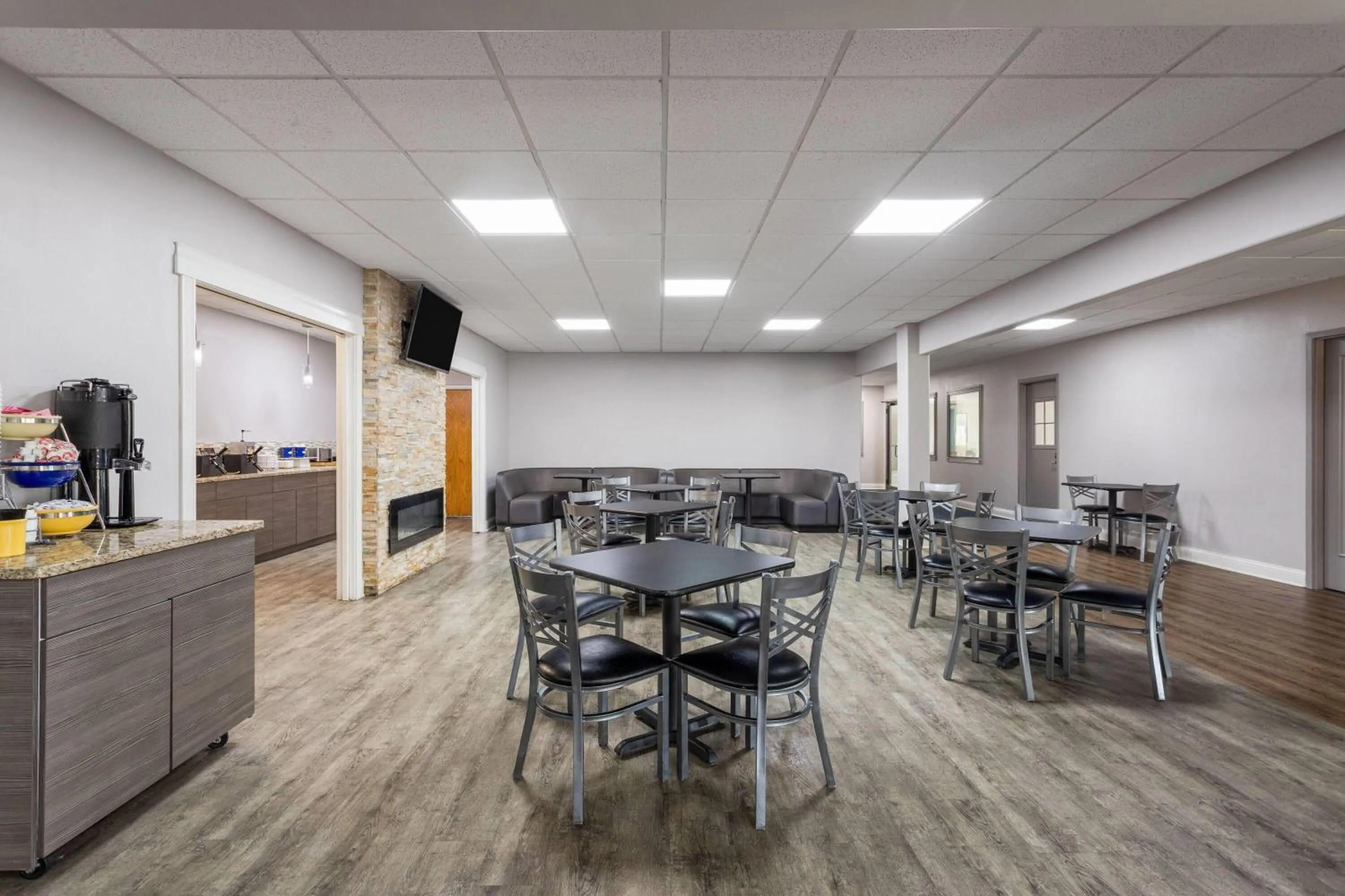 Breakfast in Days Inn and Suites by Wyndham Hammond, IN