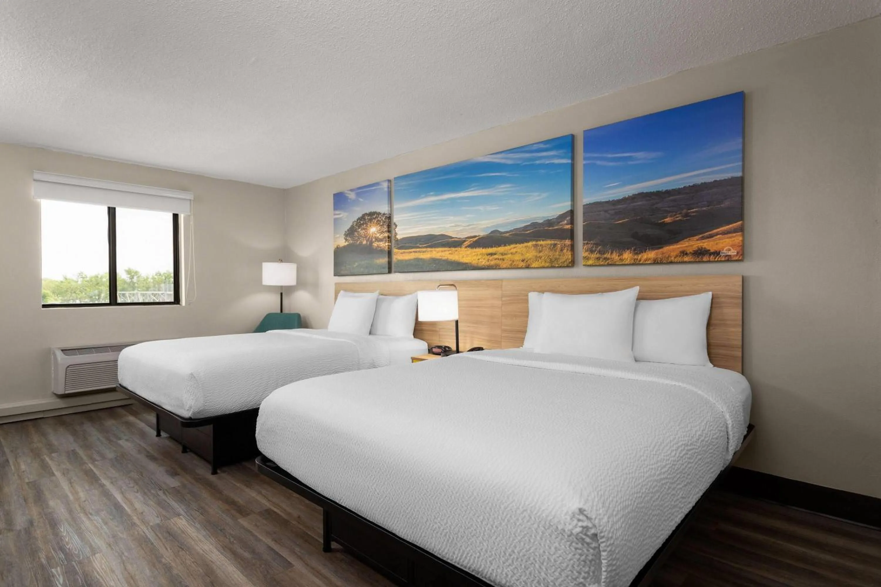 Photo of the whole room, Bed in Days Inn and Suites by Wyndham Hammond, IN
