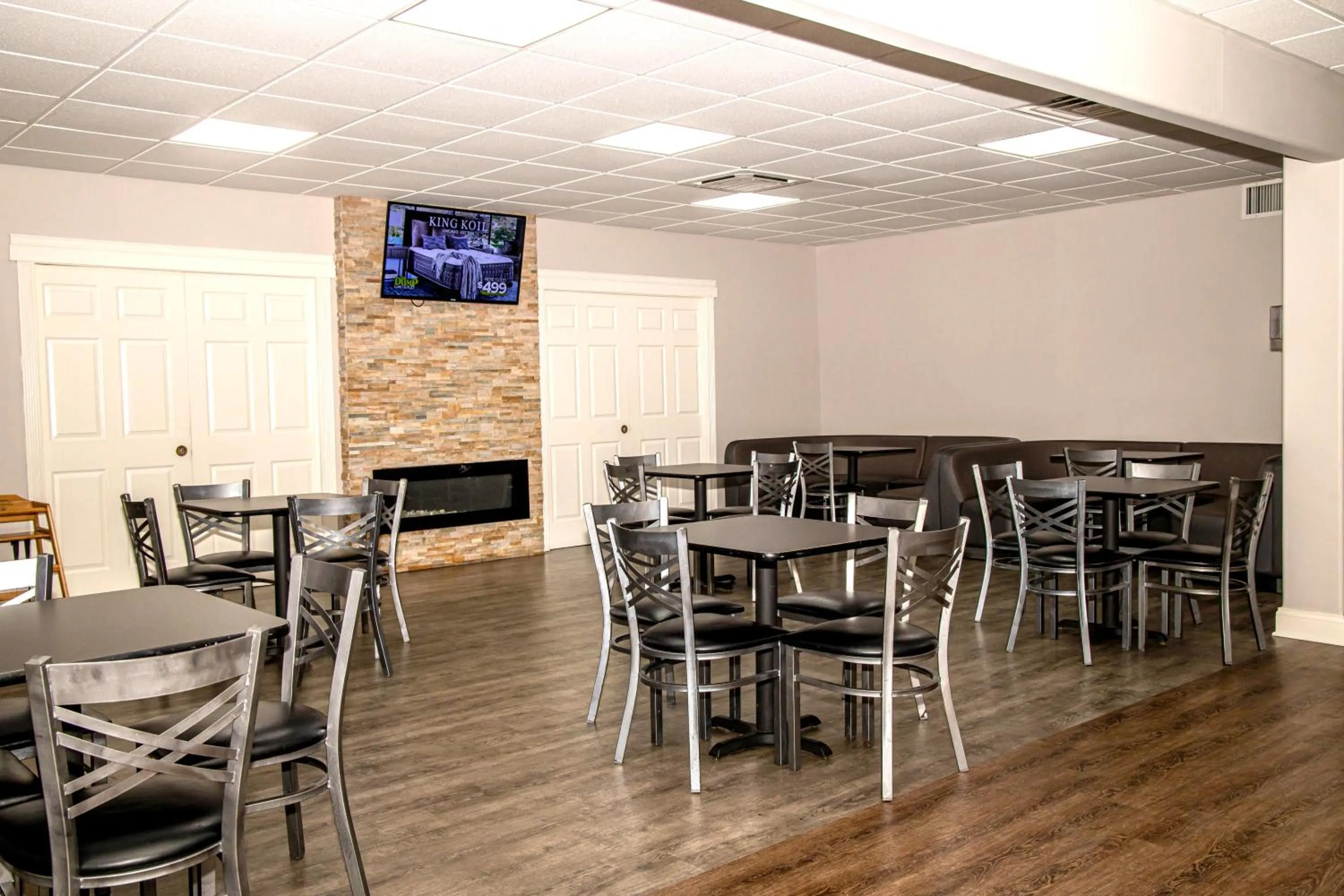 Breakfast in Days Inn and Suites by Wyndham Hammond, IN