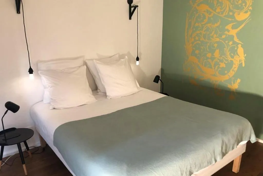 Bed in Denis & Virginie - château à pied - parking gratuit