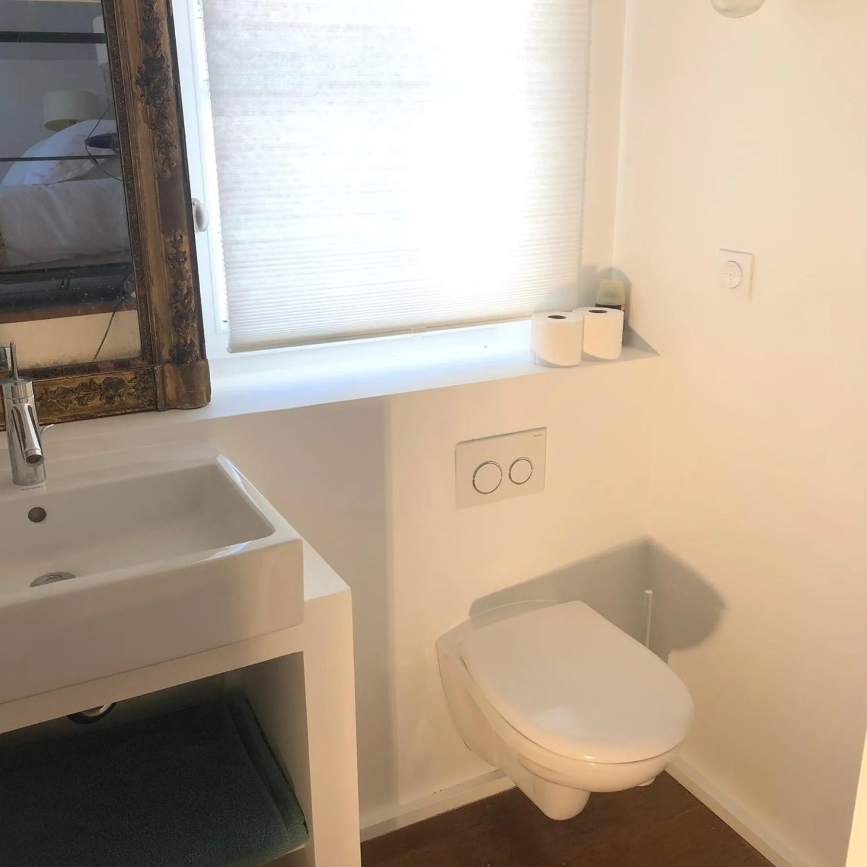 Bathroom in Denis & Virginie - château à pied - parking gratuit