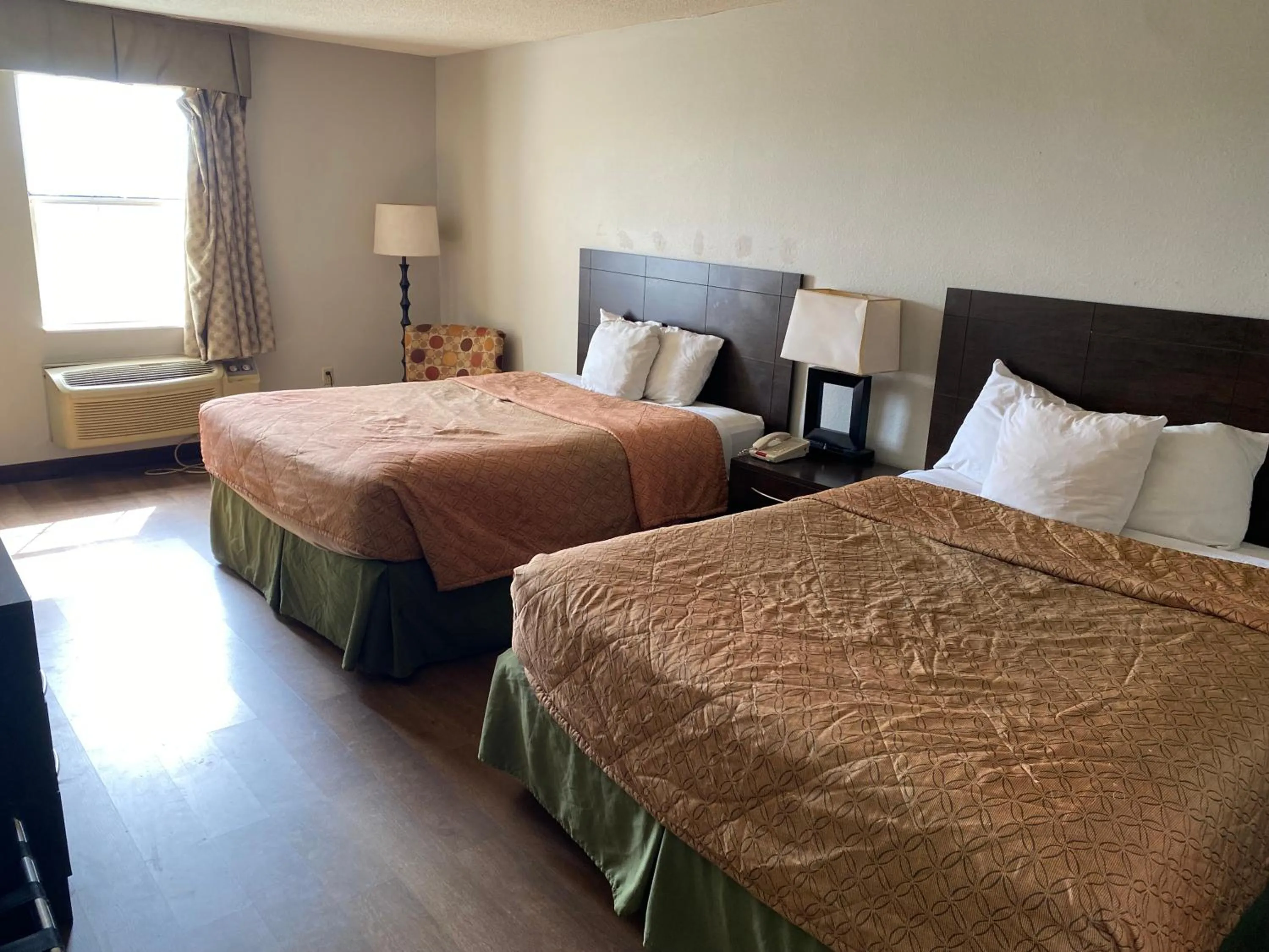 Bed in Days Inn by Wyndham Perryville MO