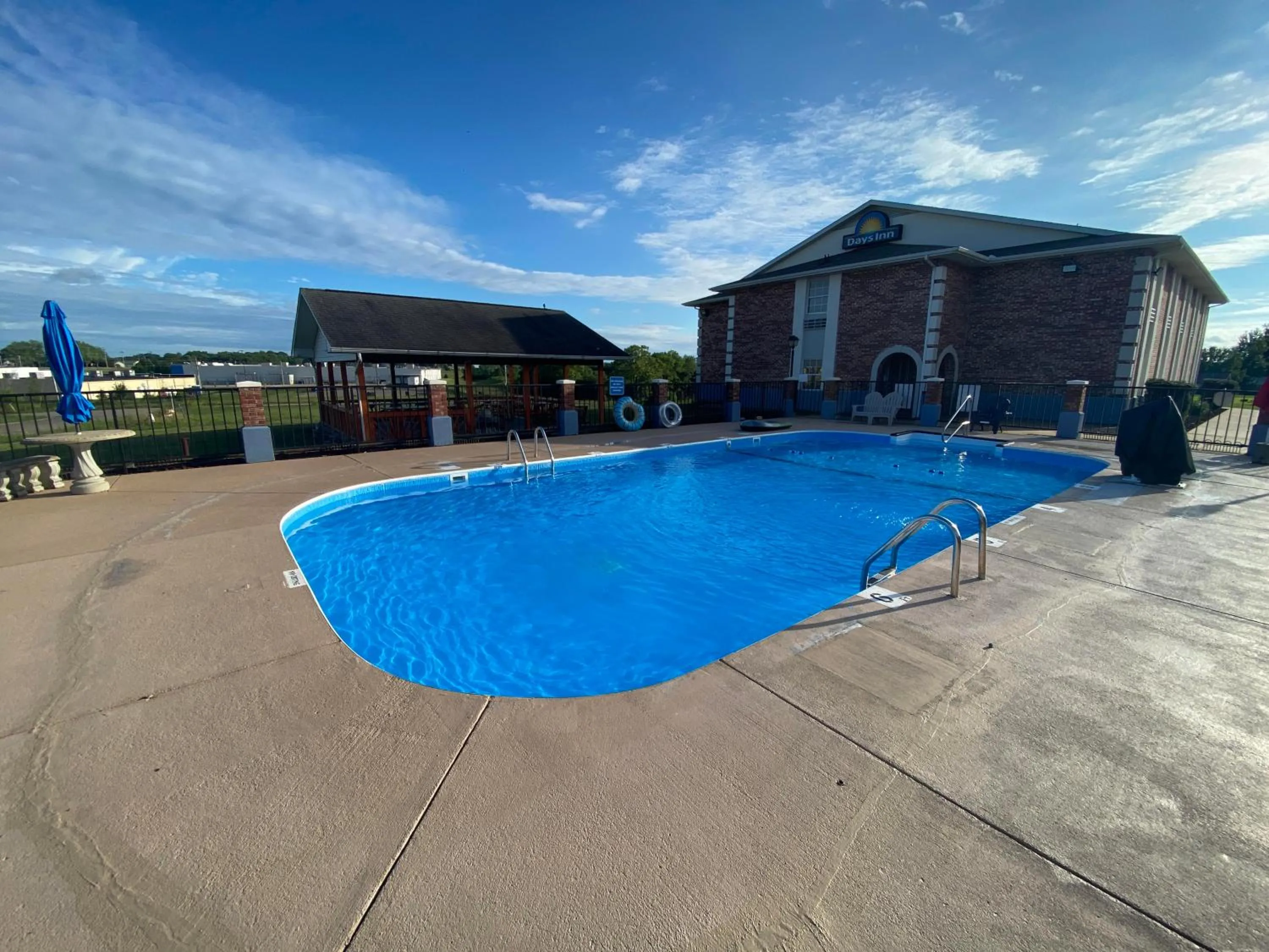 Swimming pool in Days Inn by Wyndham Perryville MO