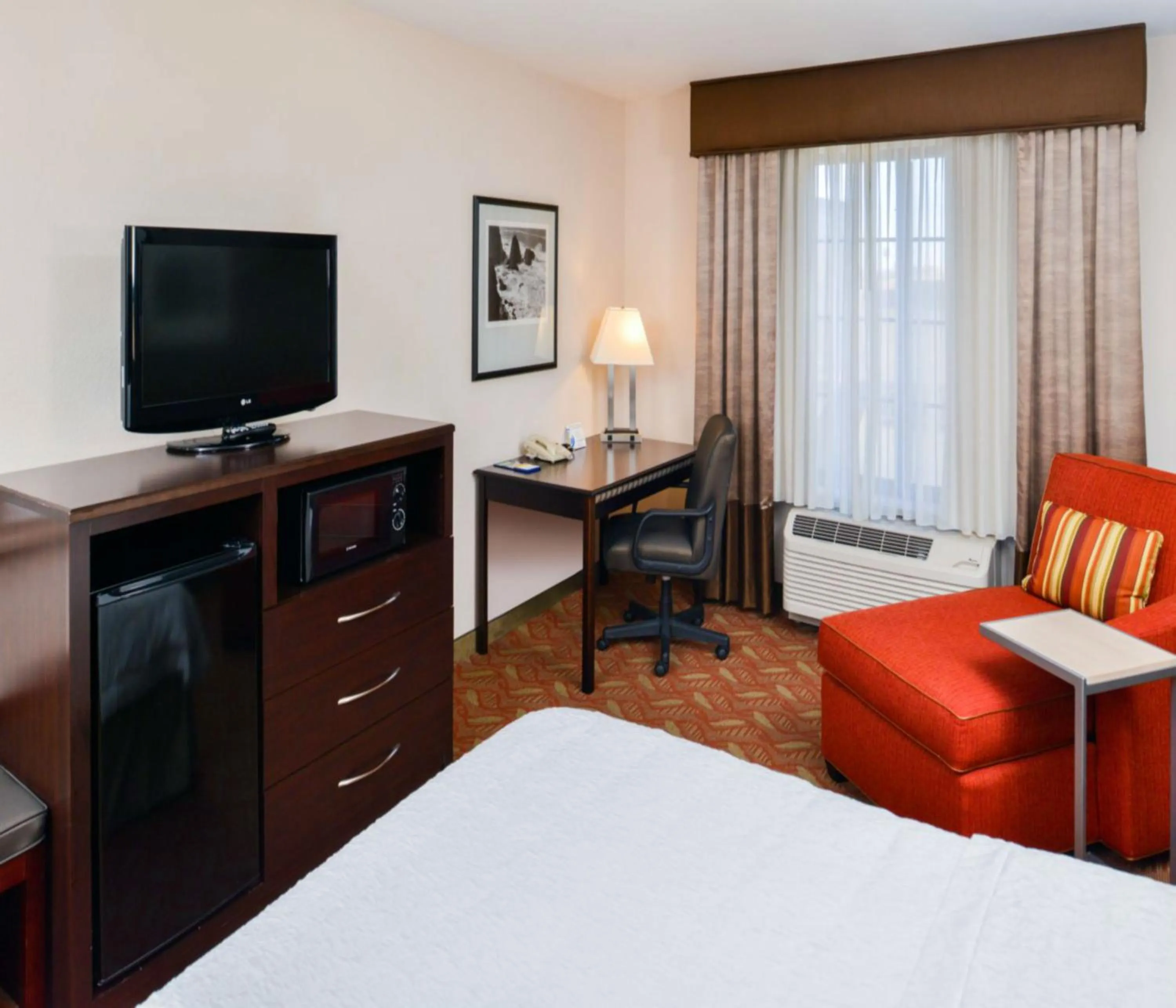 Communal lounge/ TV room, Bed in Hampton Inn & Suites San Francisco-Burlingame-Airport South