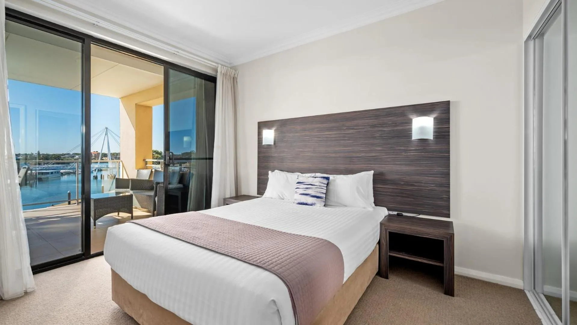 Bedroom, Bed in Dolphin Quay Apartments