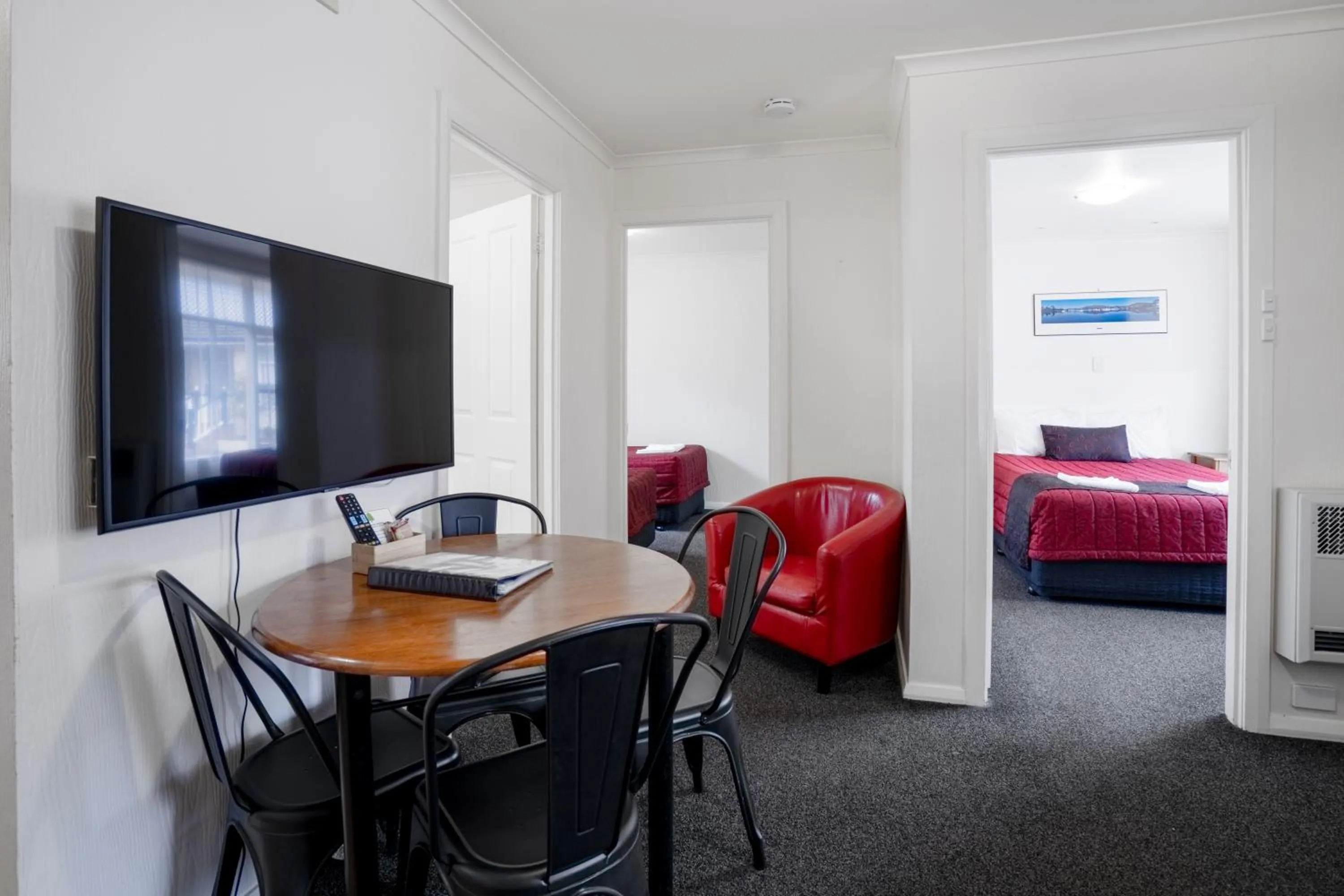 Communal lounge/ TV room, Bed in Graham Apartments