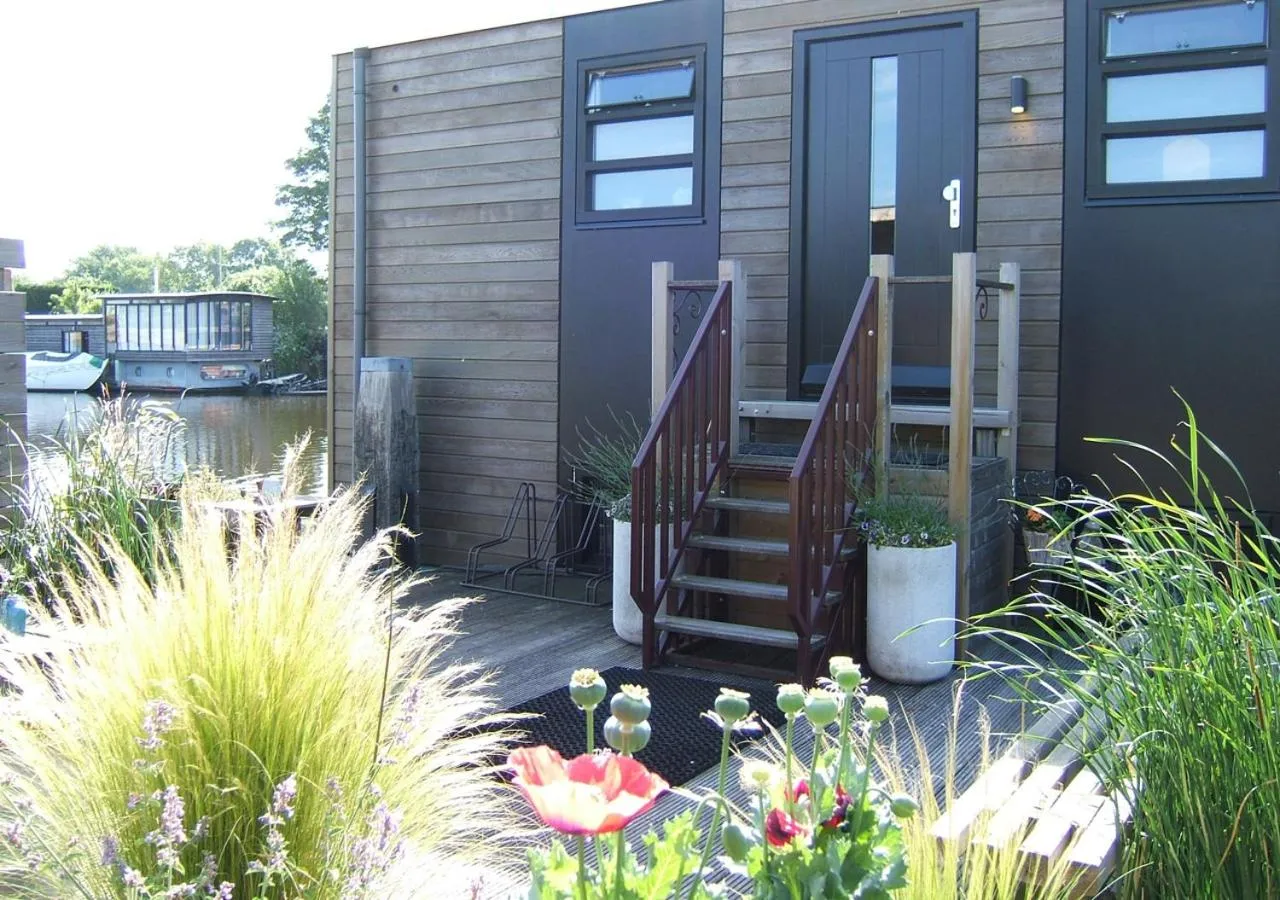 Facade/entrance in watervilla-albertje