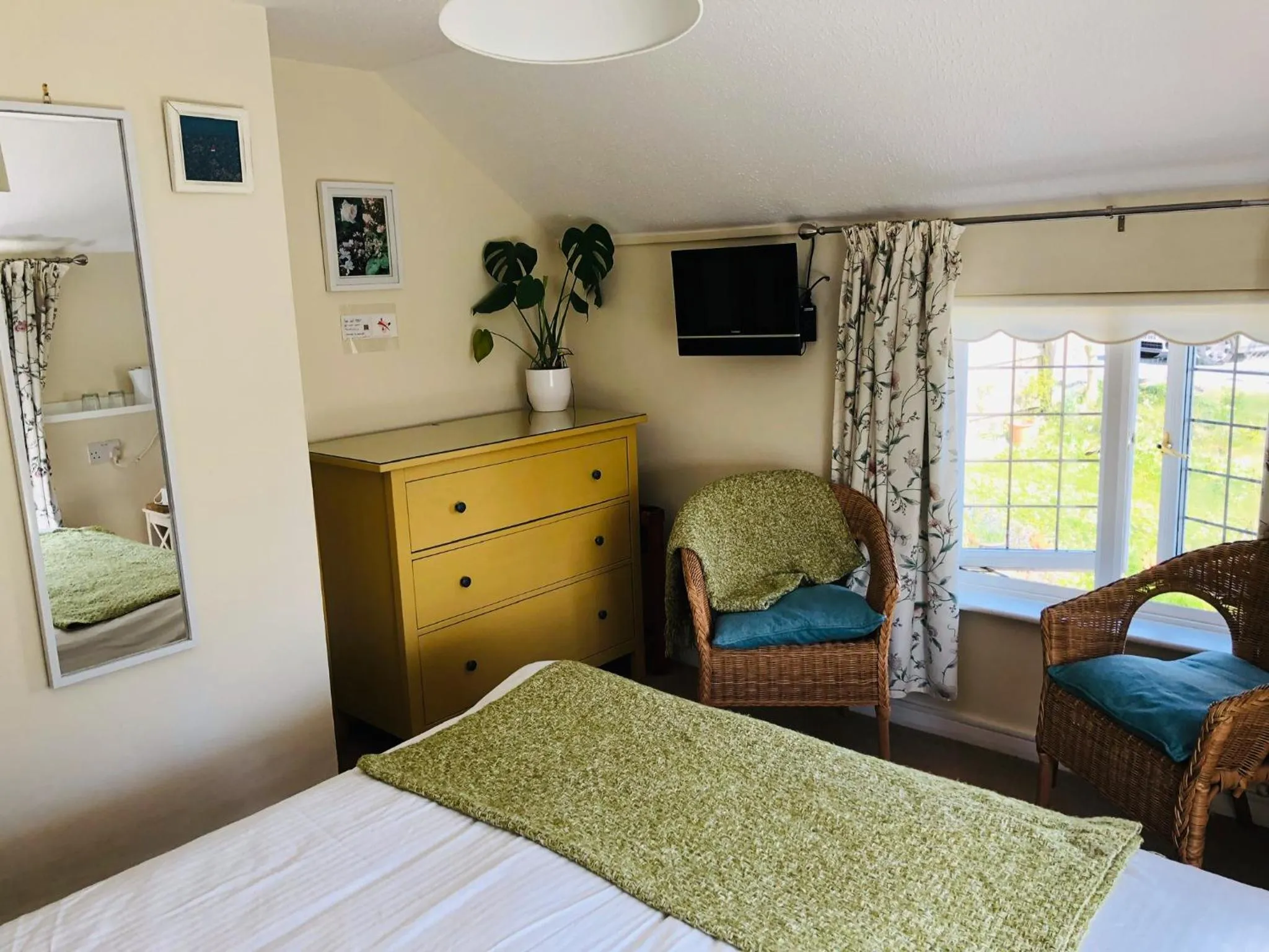TV and multimedia, Bed in Priory Cottage Bodmin