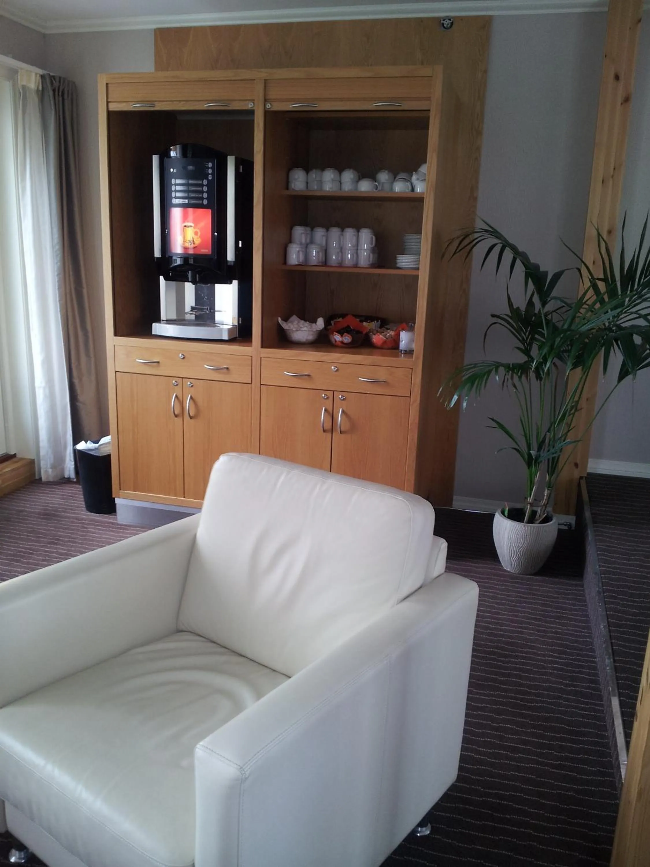 Communal lounge/ TV room in Westland Hotel