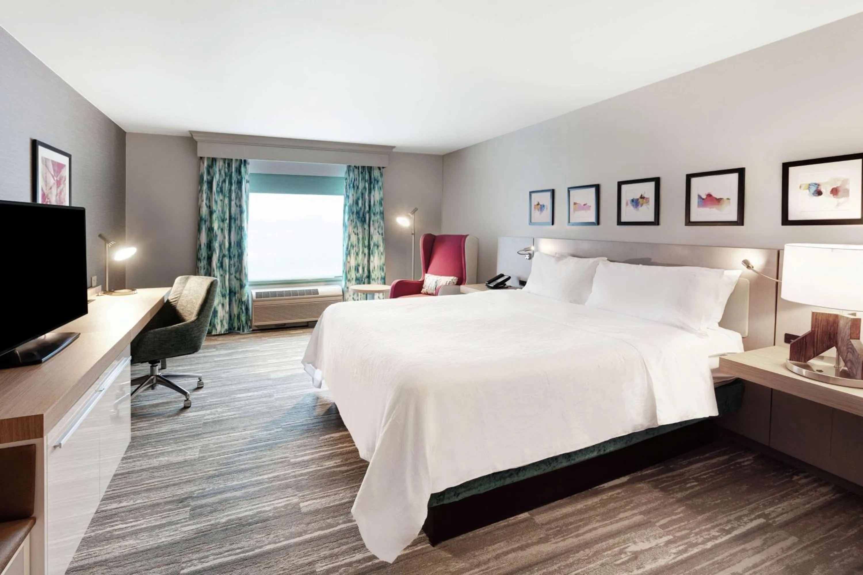 Bedroom, Bed in Hilton Garden Inn Evanston