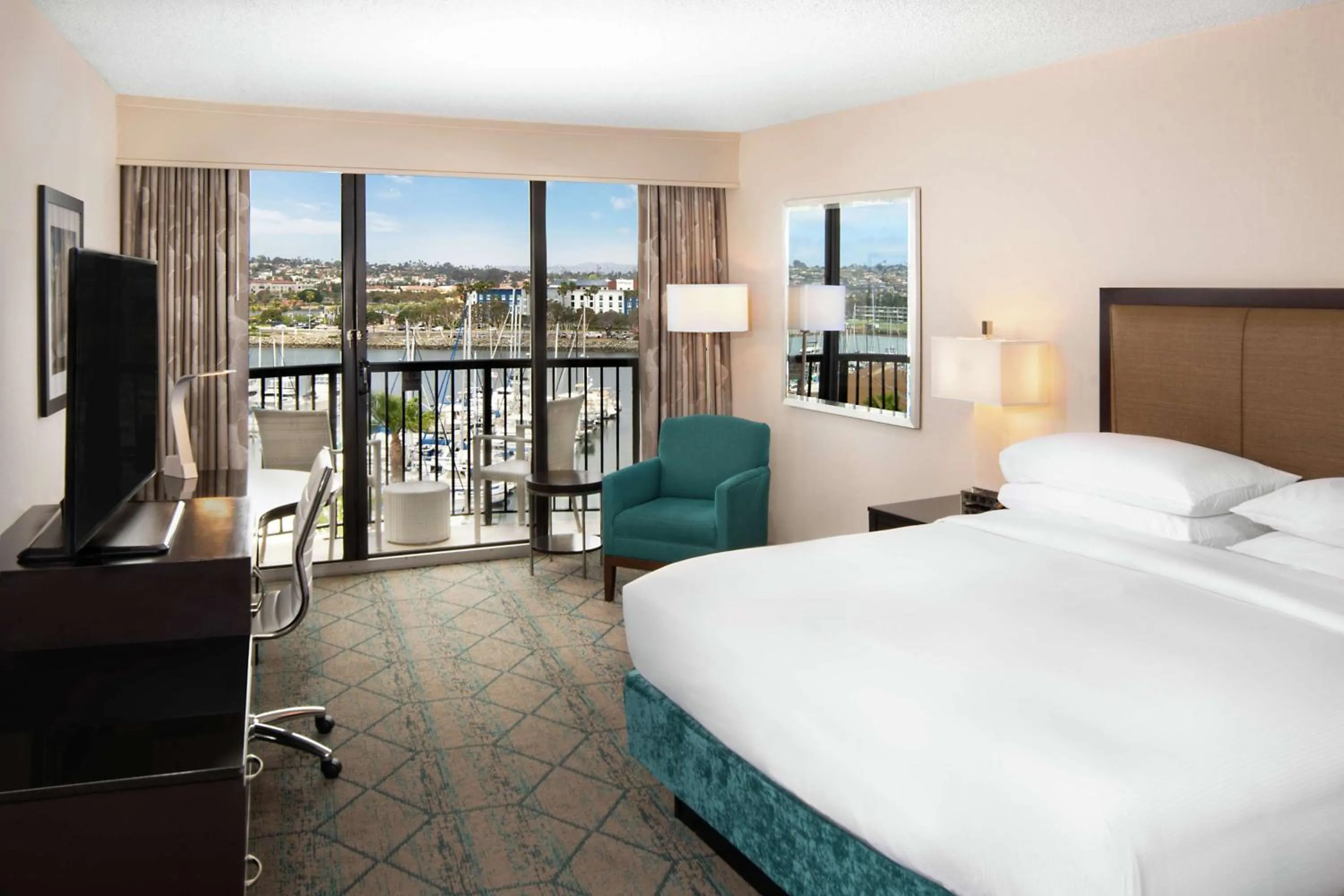 Bedroom, Bed in Hilton San Diego Airport/Harbor Island