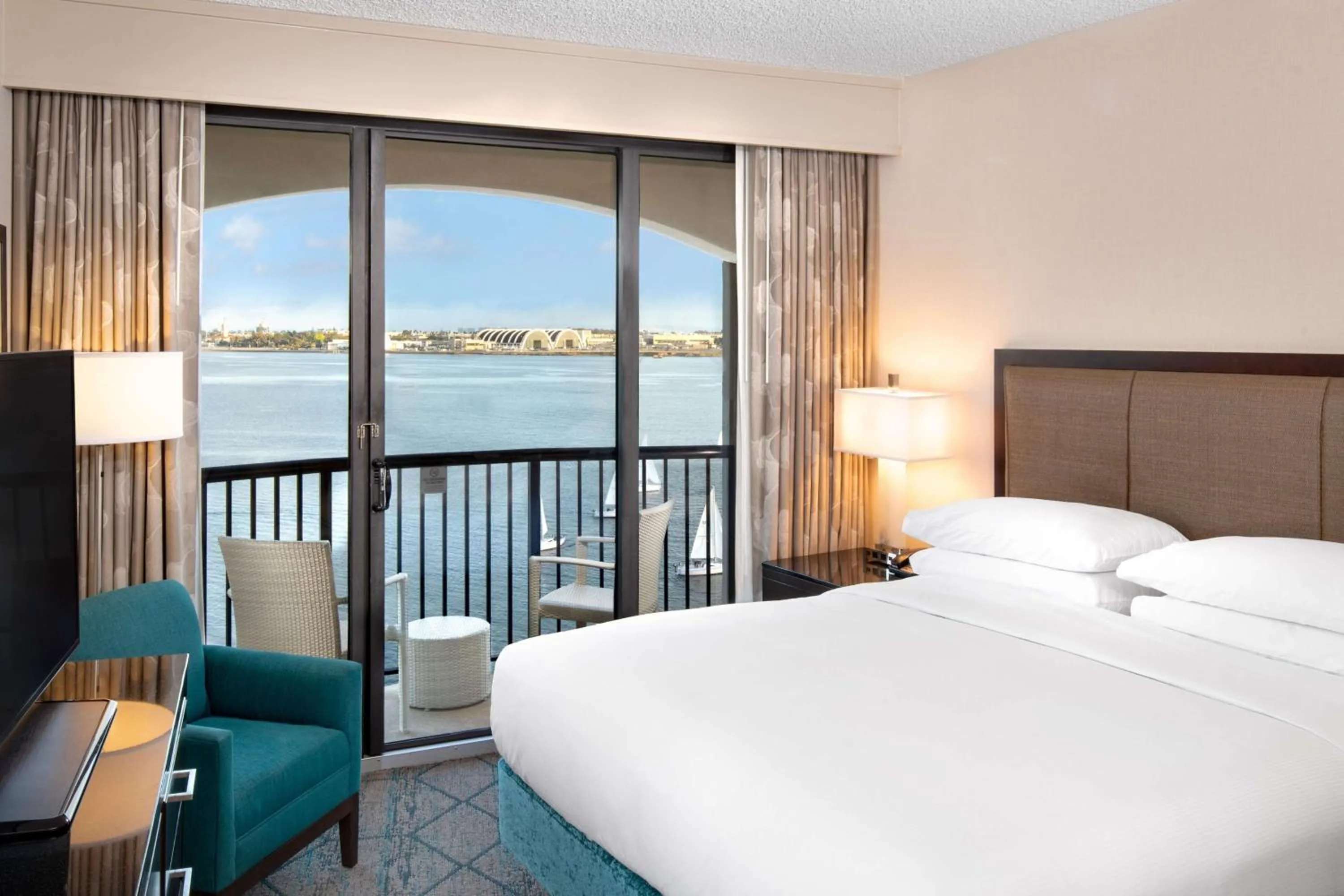 Bedroom, Bed in Hilton San Diego Airport/Harbor Island