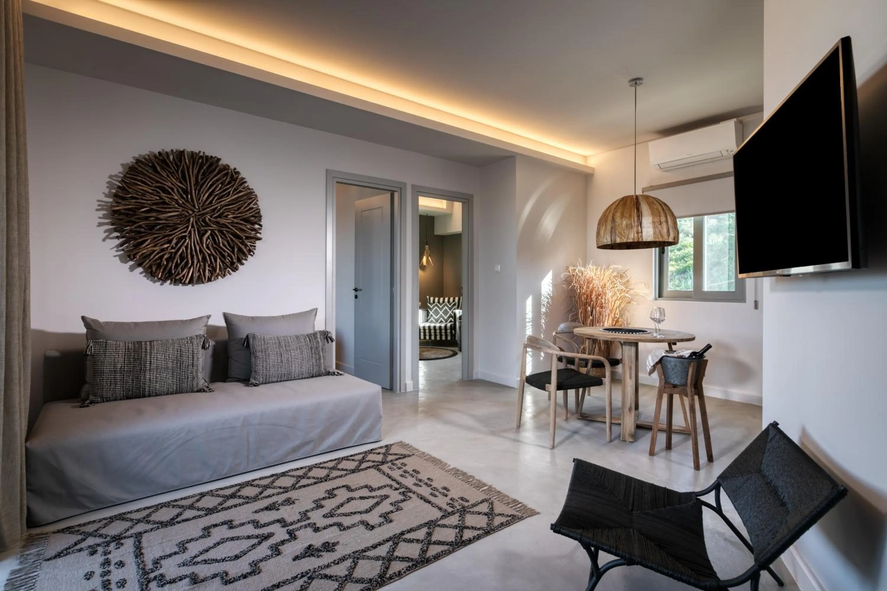 Photo of the whole room, Bed in Crystal Waters