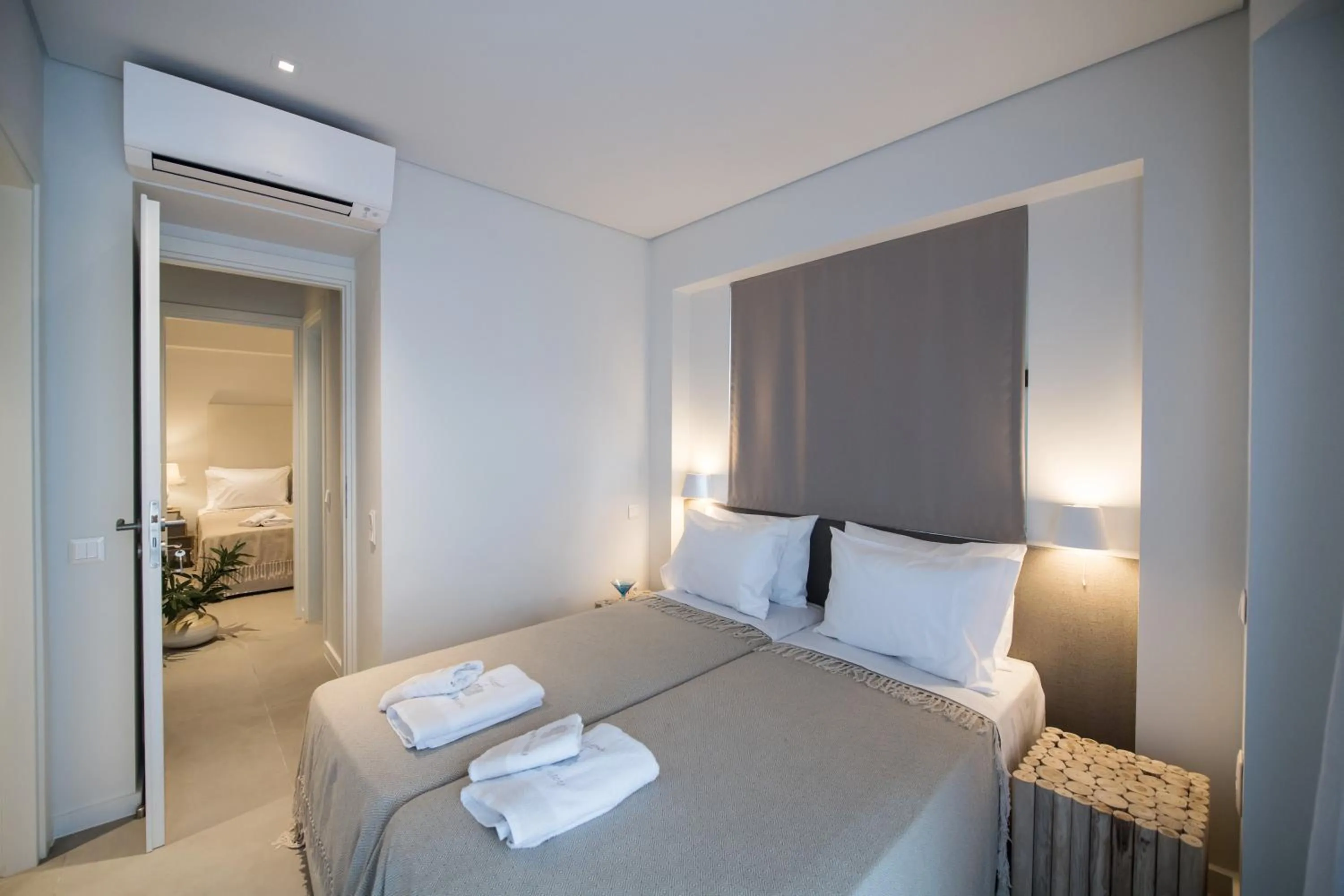 Photo of the whole room, Bed in Crystal Waters