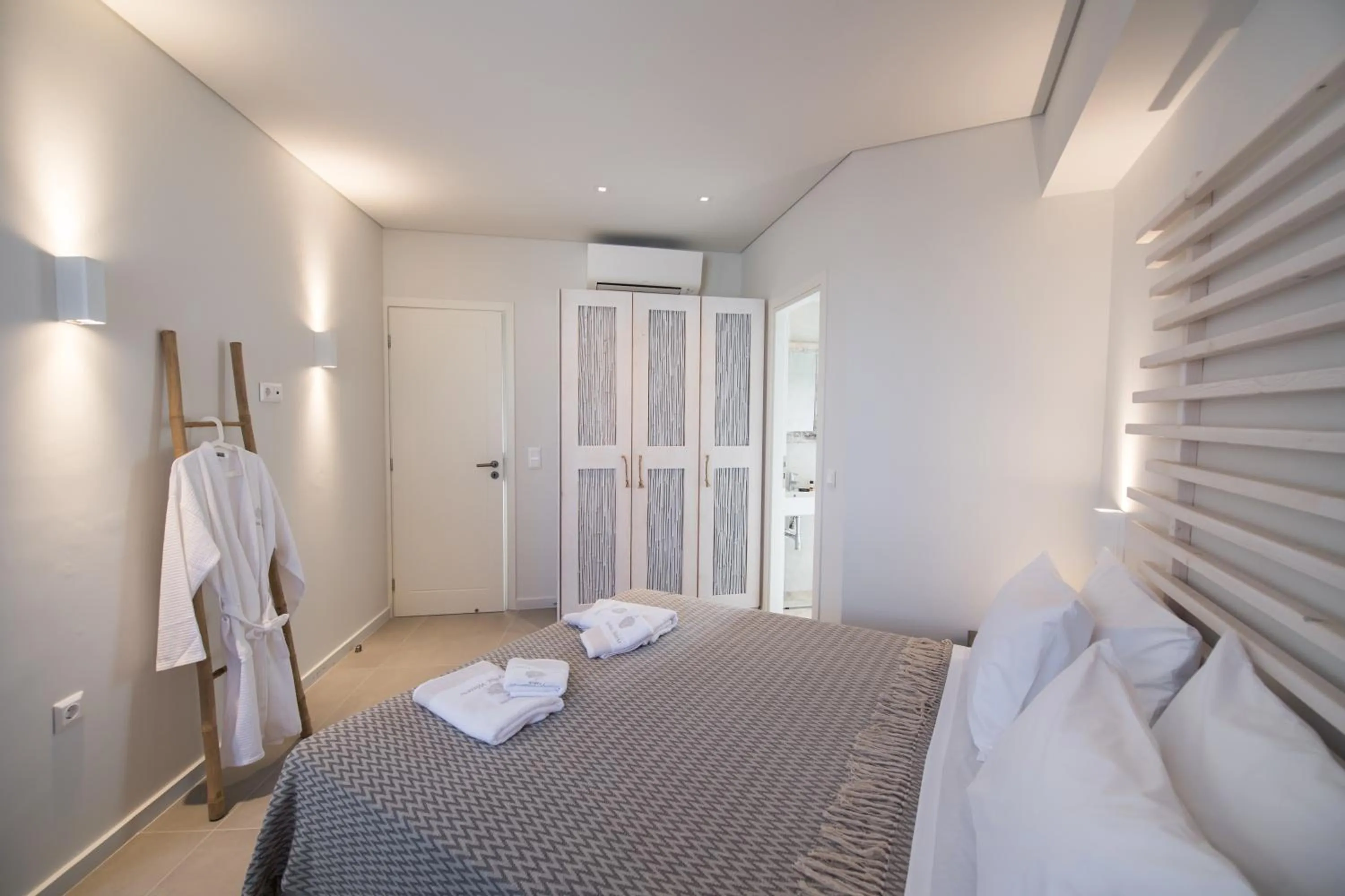 Photo of the whole room, Bed in Crystal Waters