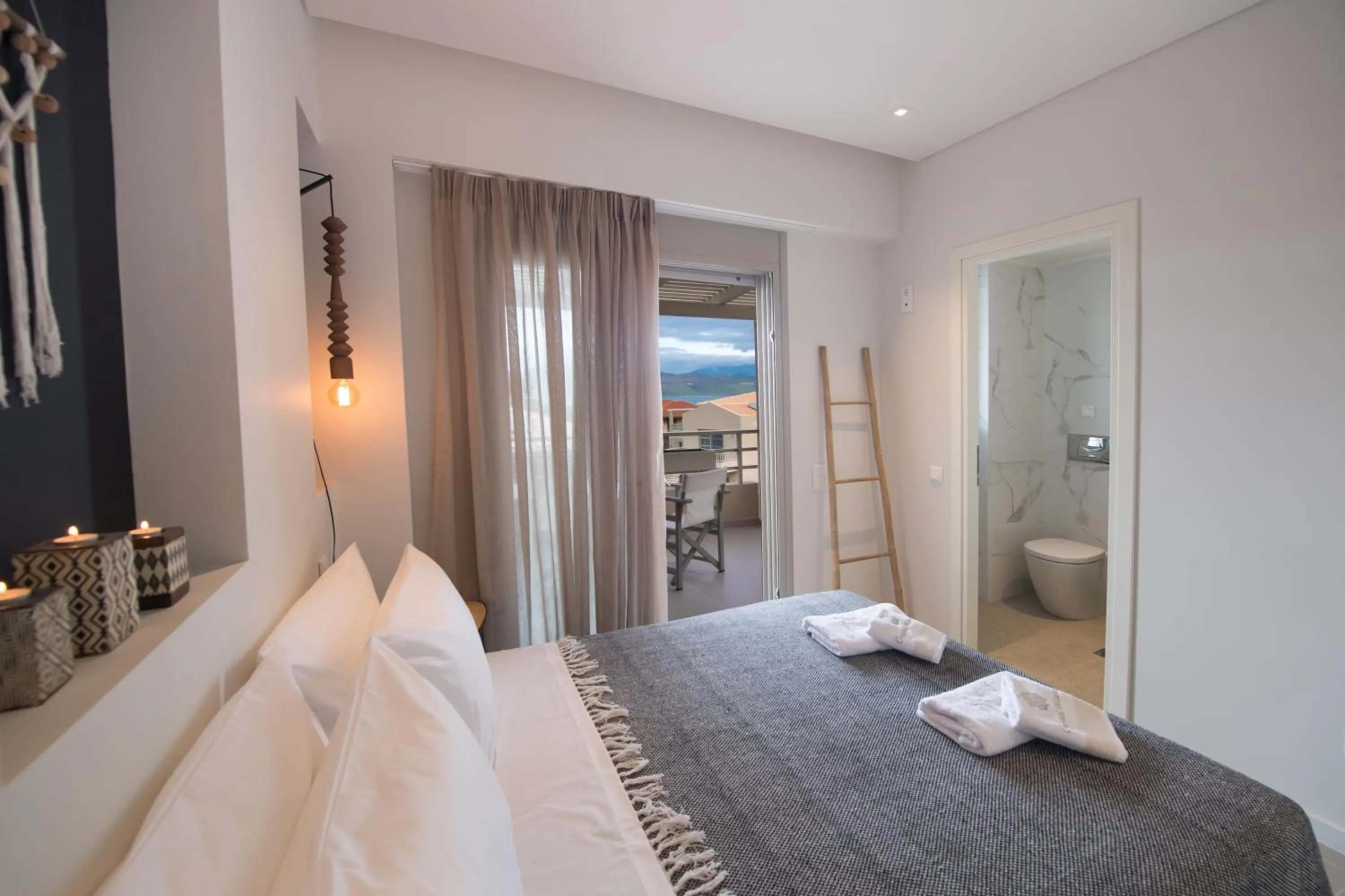 Photo of the whole room, Bed in Crystal Waters