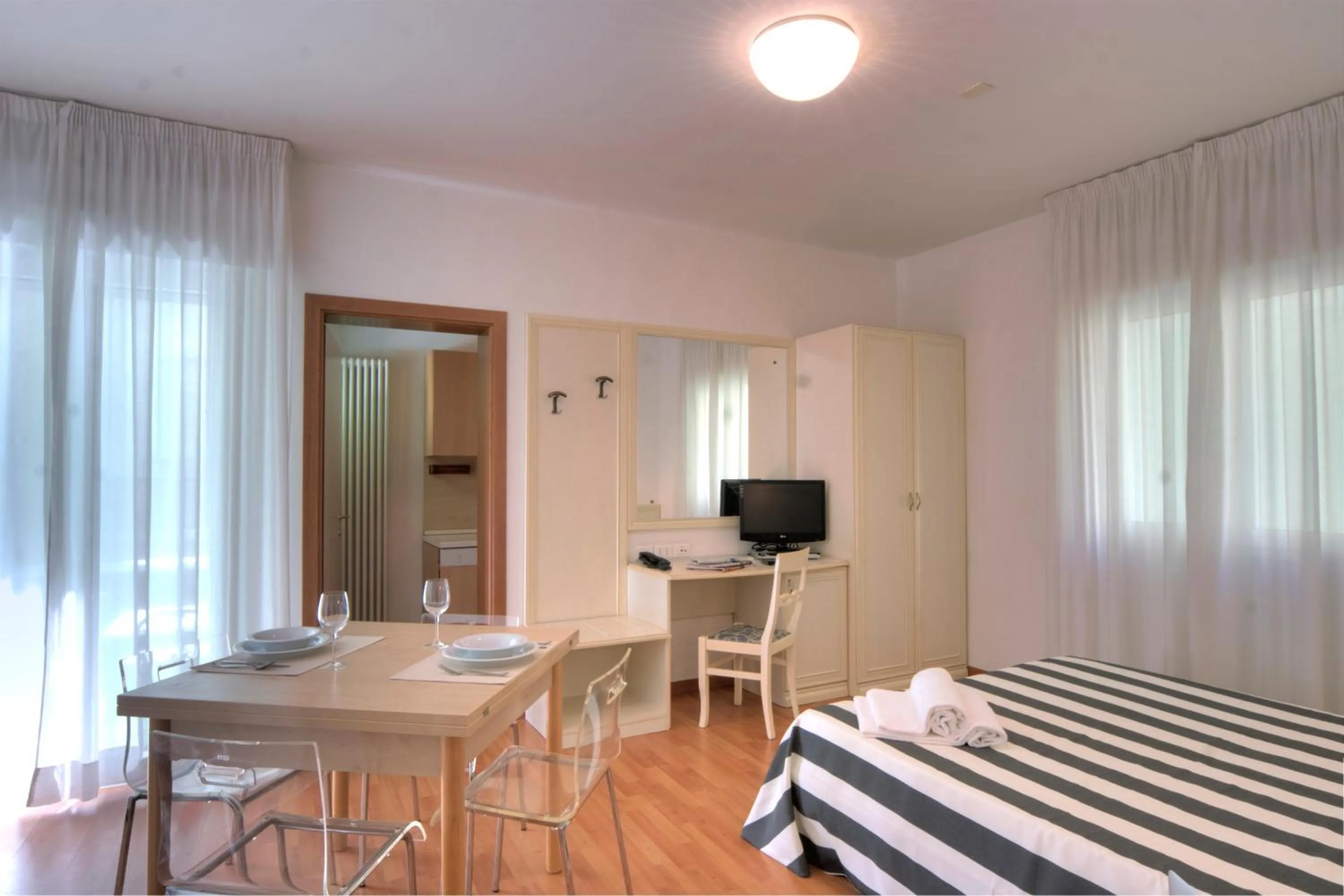 Day, Bed in Residence Divina