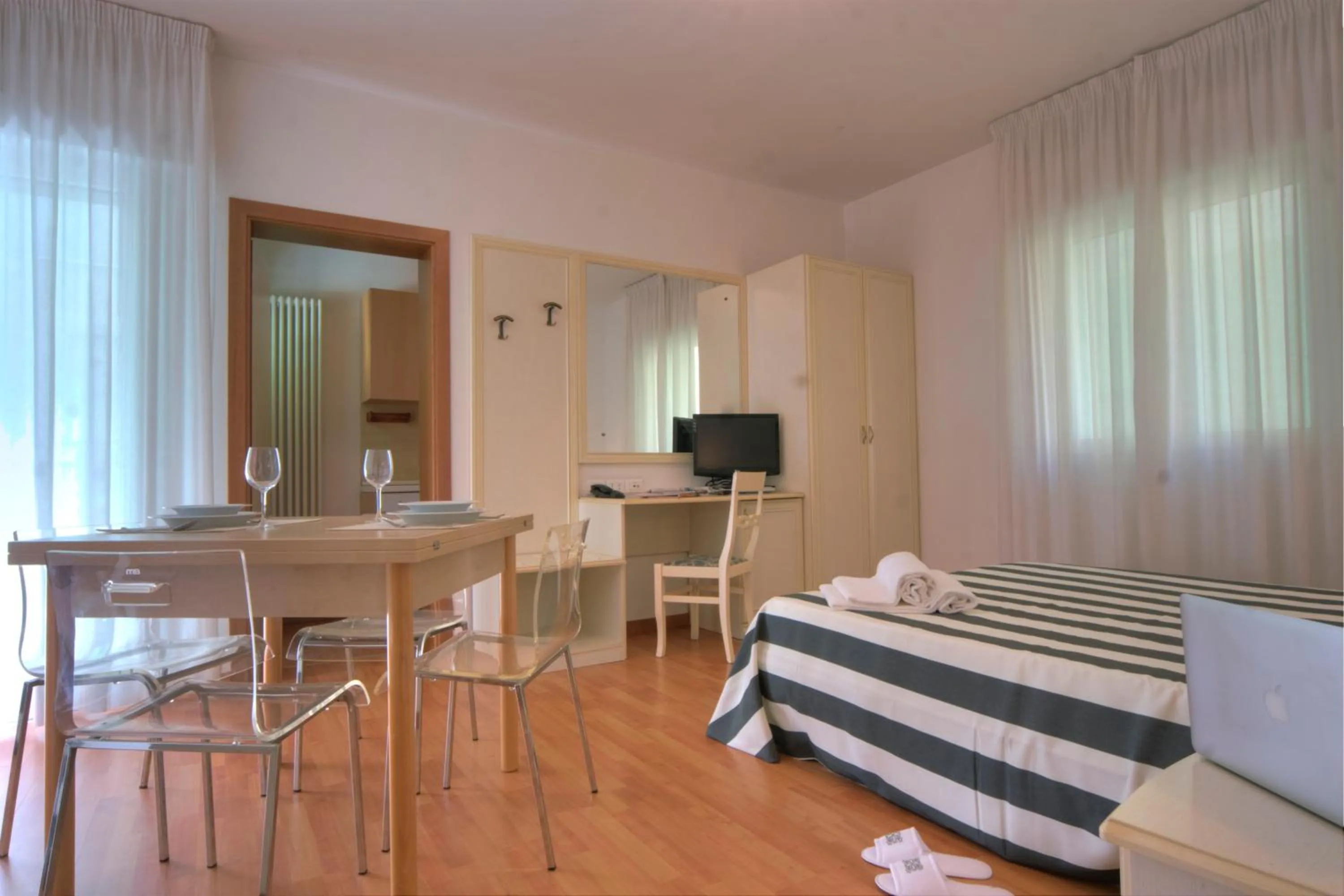 Day, Bed in Residence Divina