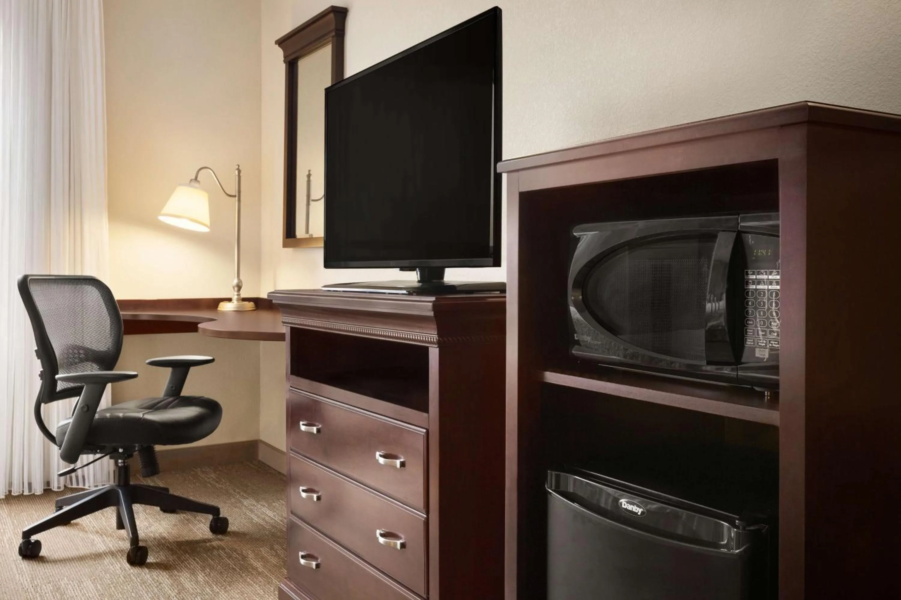 Bedroom in Hampton Inn & Suites Washington-Dulles International Airport