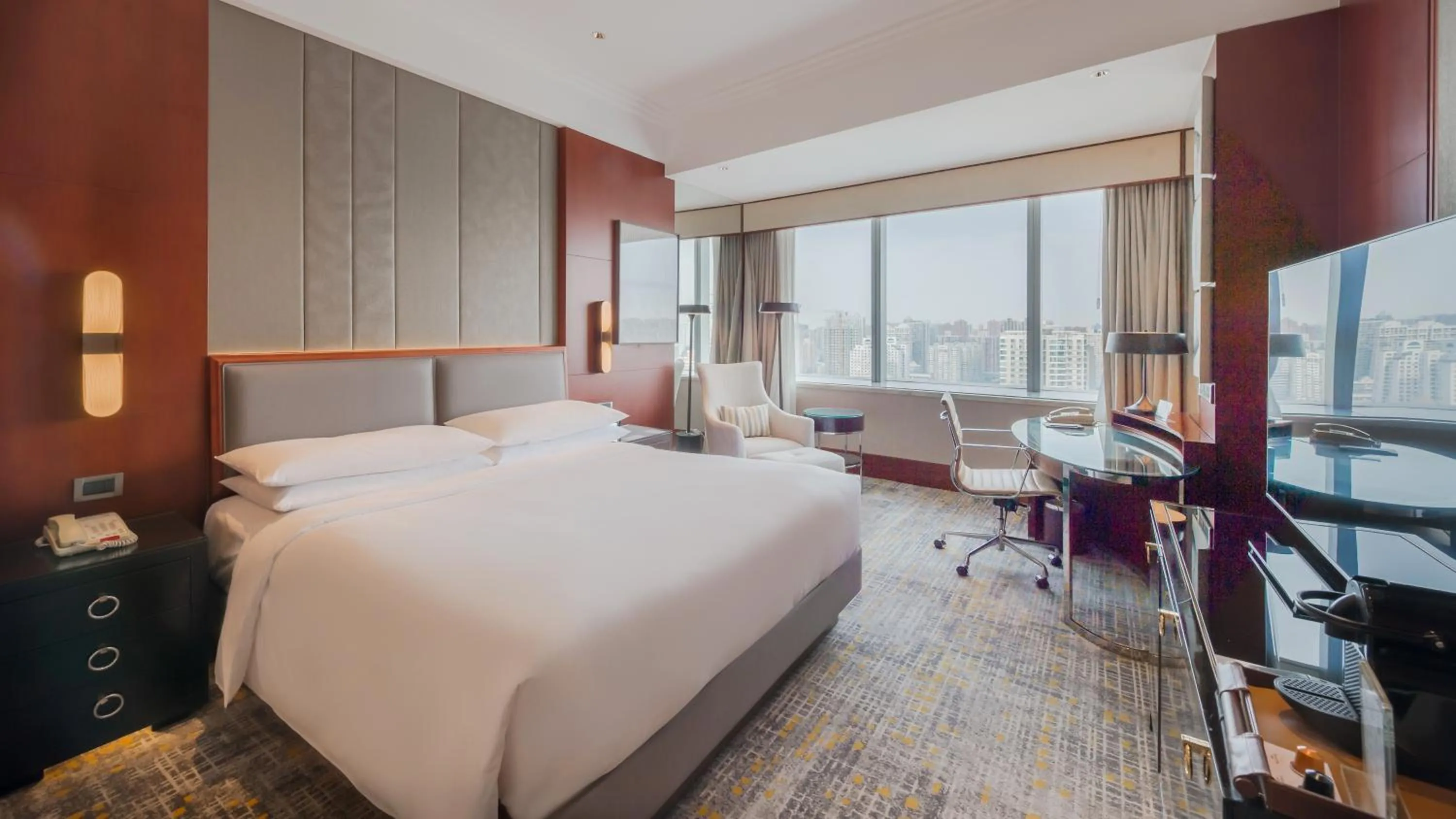 Photo of the whole room, Bed in Shanghai Marriott Marquis City Centre