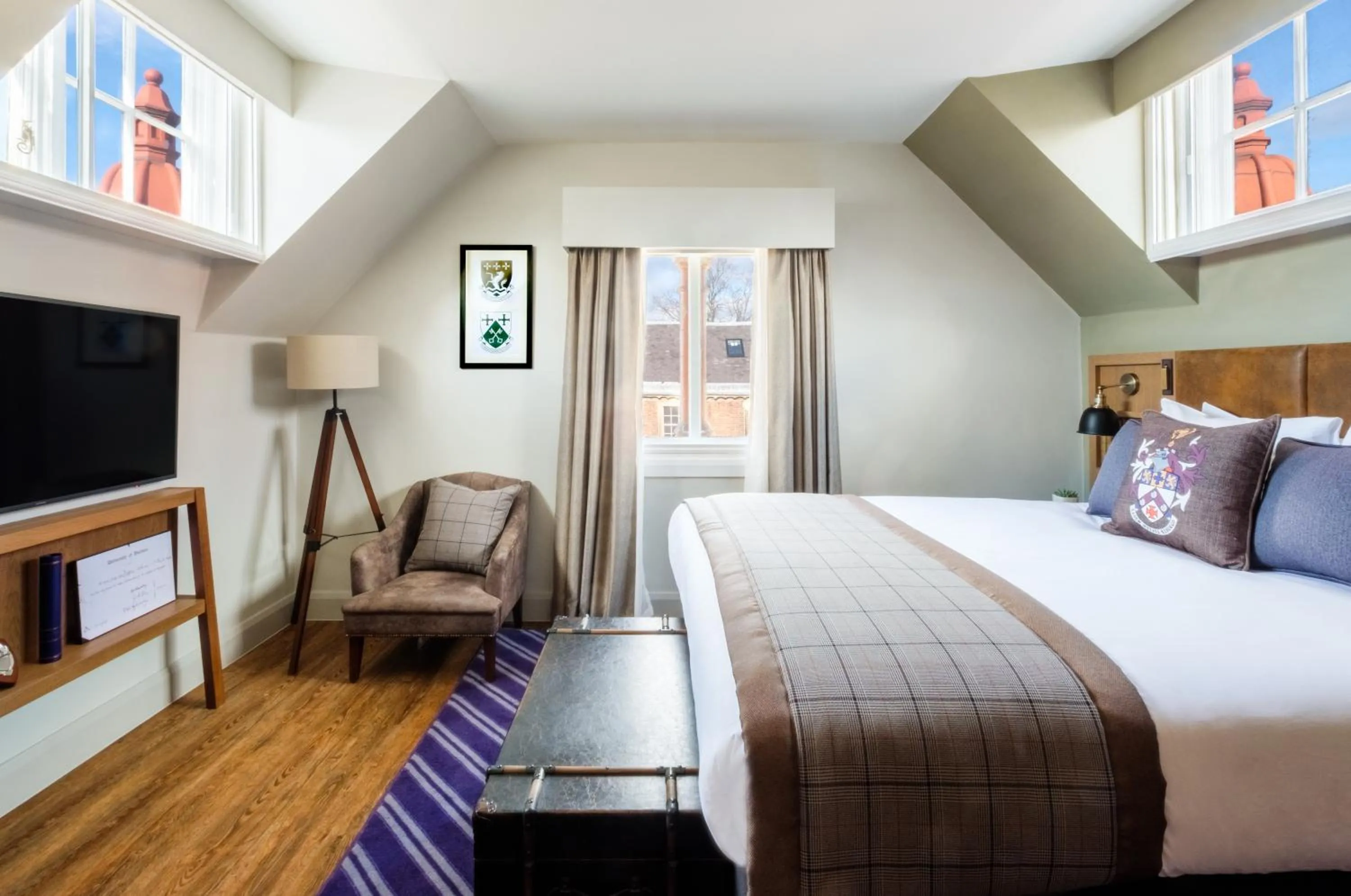 Photo of the whole room, Bed in Hotel Indigo - Durham by IHG