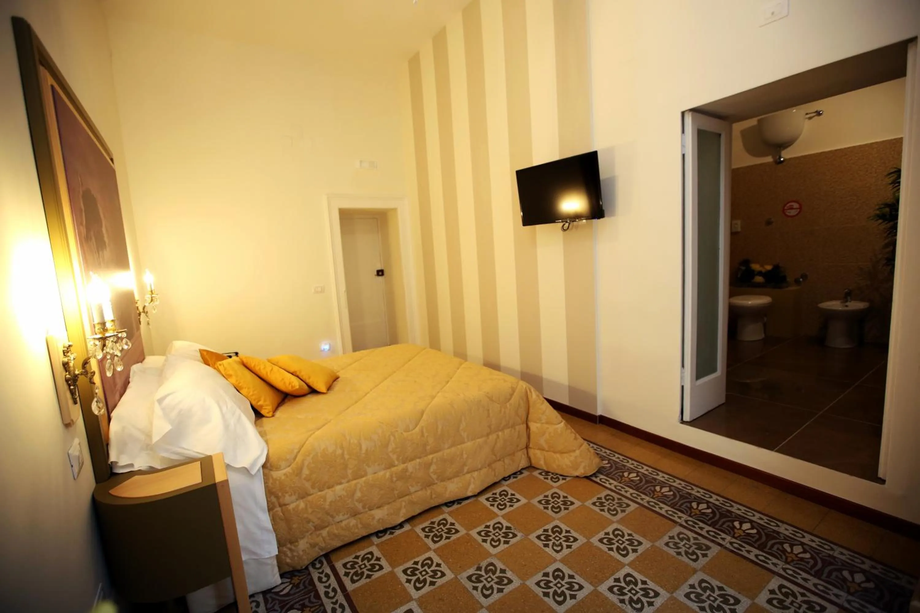 Photo of the whole room, Bed in La Bella Napoli B&B