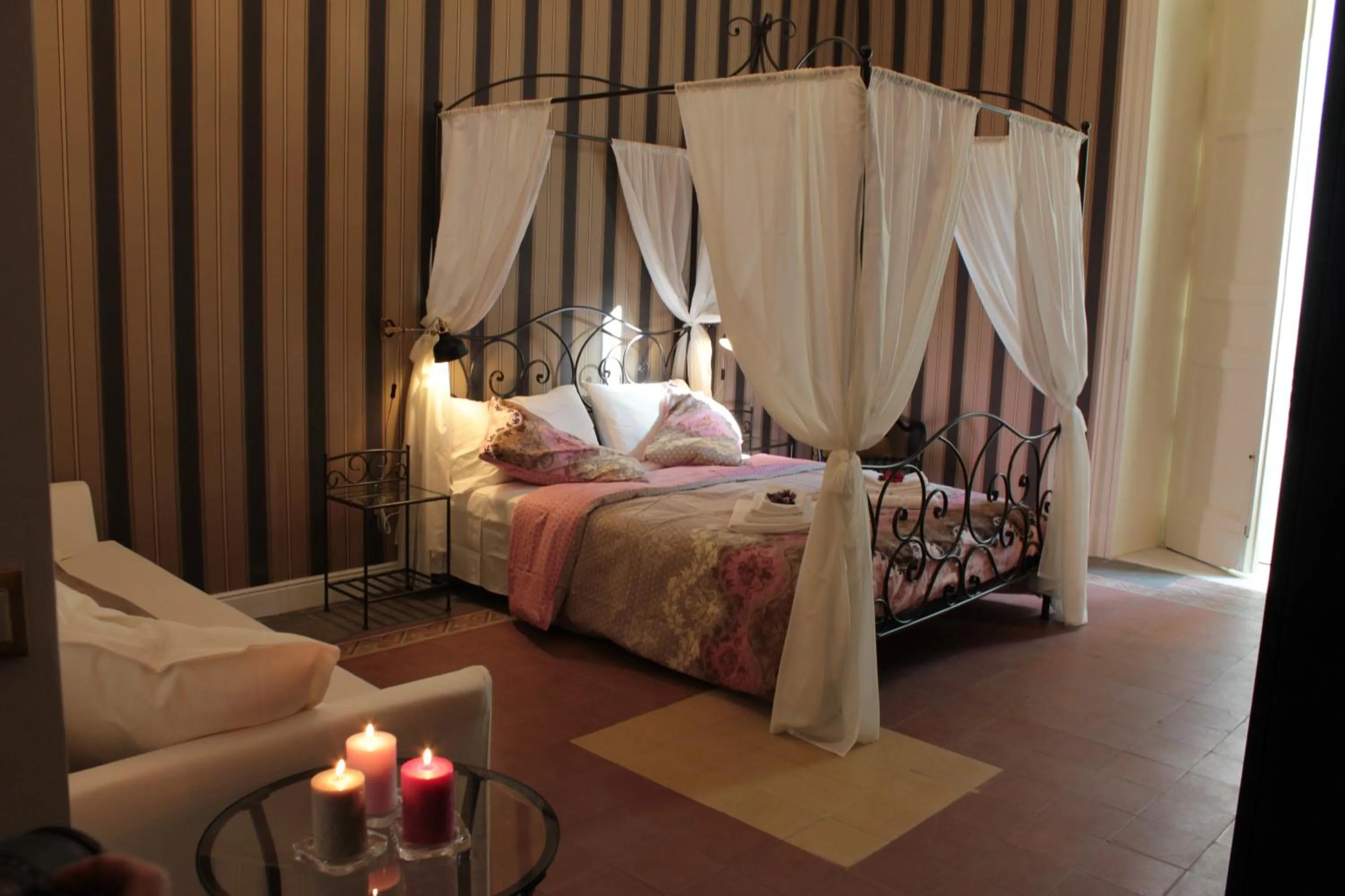 Photo of the whole room, Bed in Aitna B&B