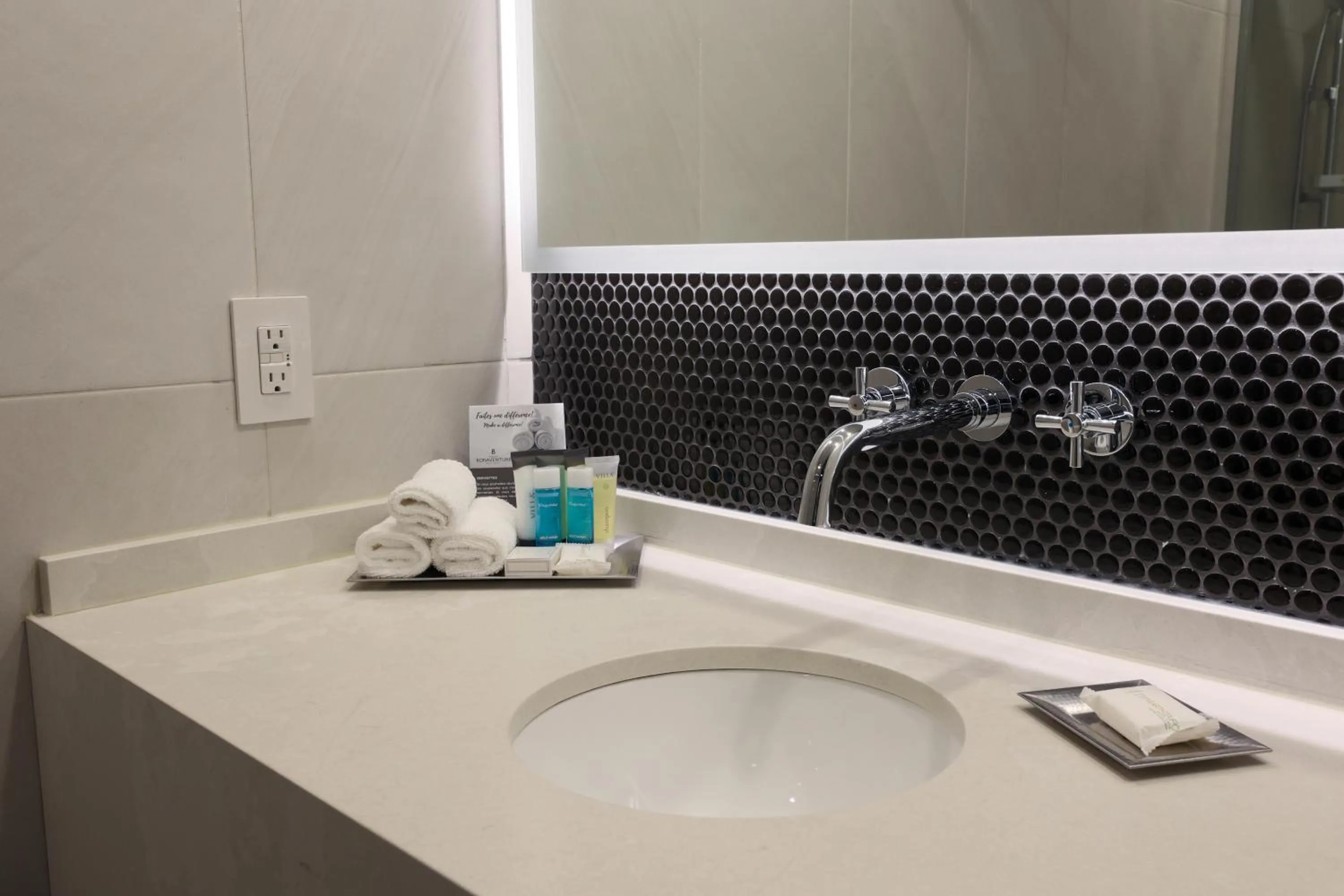 Bathroom in Hotel Bonaventure Montreal