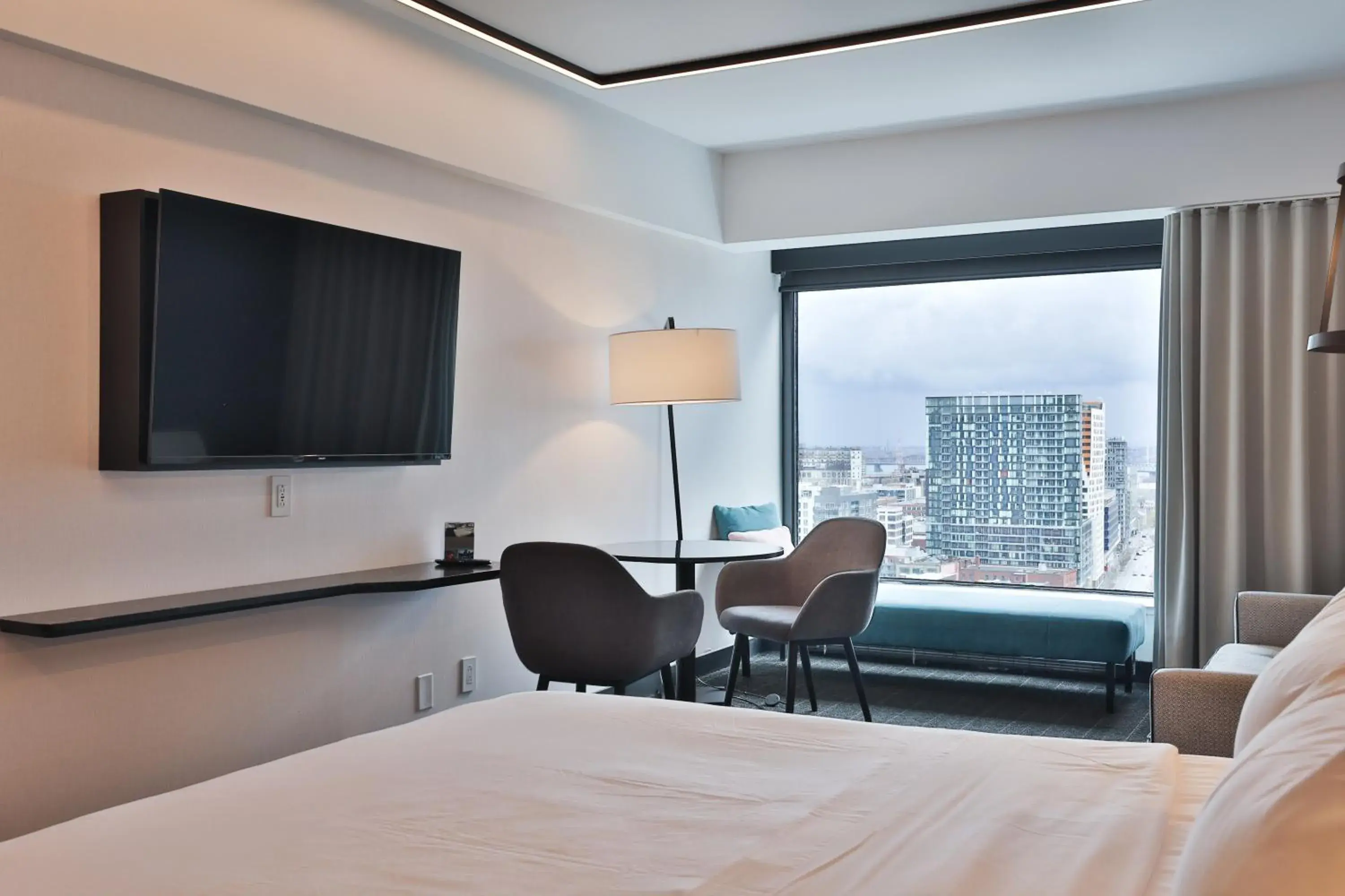 Superior King Room with Sofa Bed in Hotel Bonaventure Montreal Superior King Room with Sofa Bed in Hotel Bonaventure Montreal